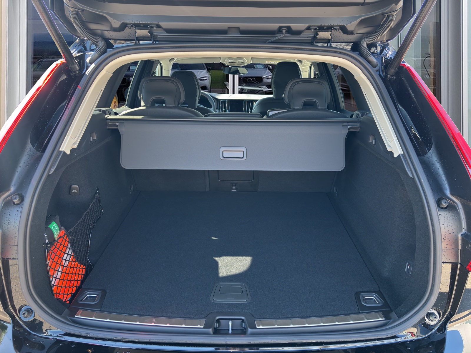 VOLVO XC60 2.0 B4 MH Plus Dark AWD-image-6