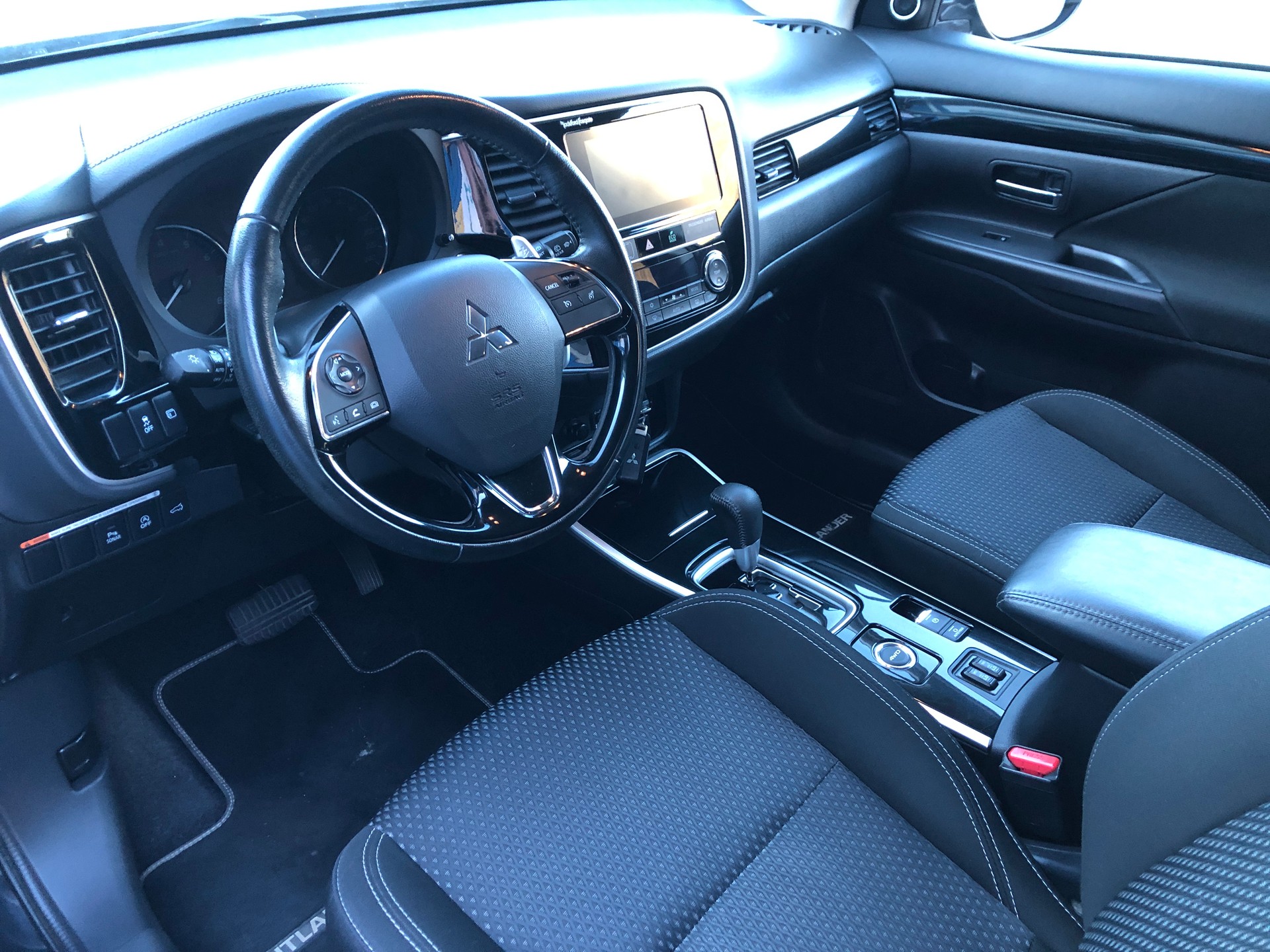 MITSUBISHI Outlander 2.0 Value 4WD CVT-image-4