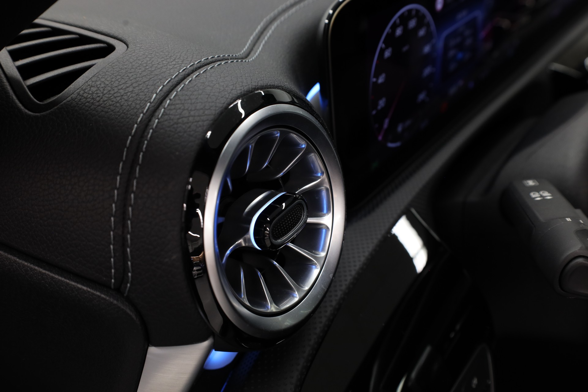 MERCEDES-BENZ A 250 AMG Line 4m-image-21