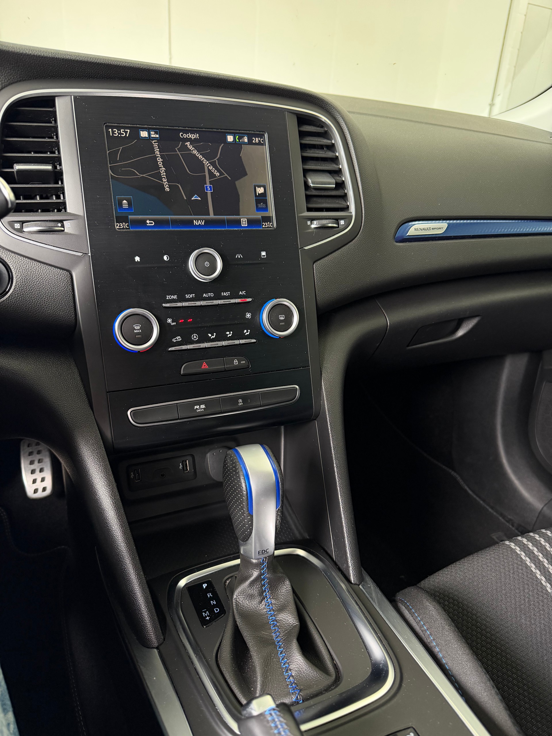 RENAULT Mégane 1.6 16V Turbo GT EDC-image-10