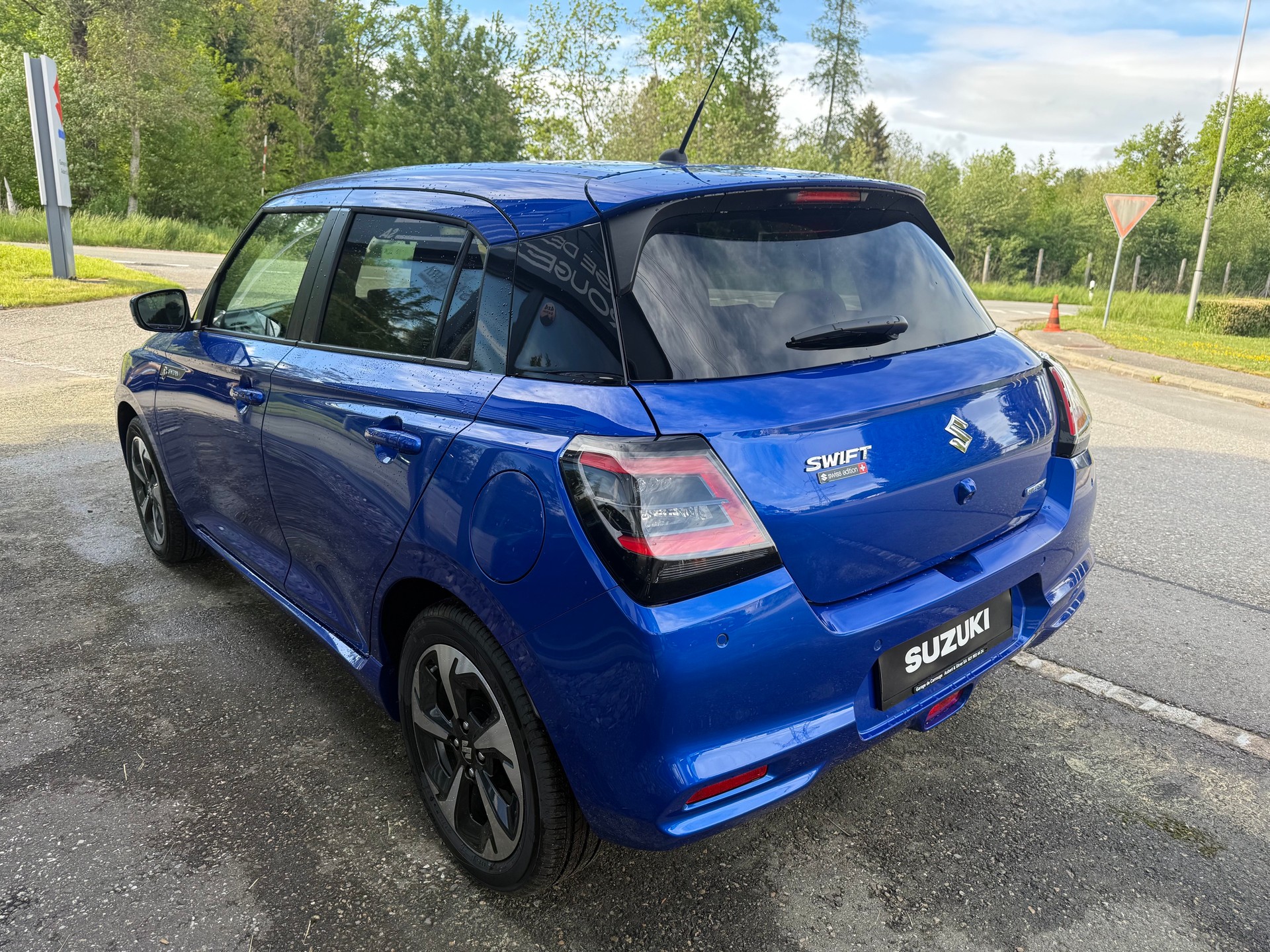 SUZUKI Swift 1.2 Sakura Top Hybrid CVT-image-3