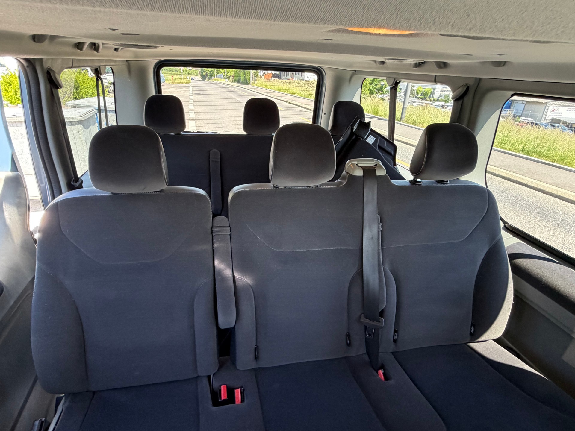 RENAULT Trafic 2.0 dCi Eco Grand Passenger Black Edition-image-8