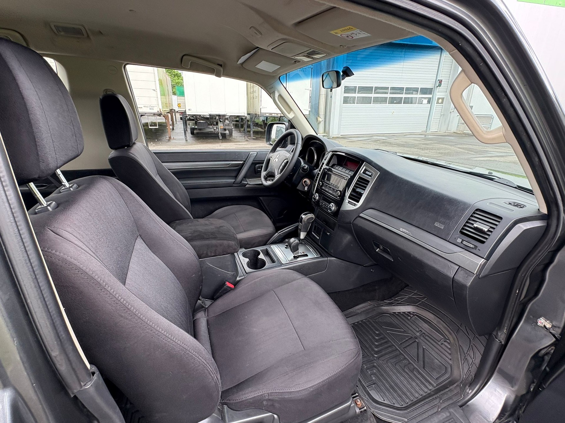 MITSUBISHI Pajero 3.2 DI-D Value Automatic-image-11