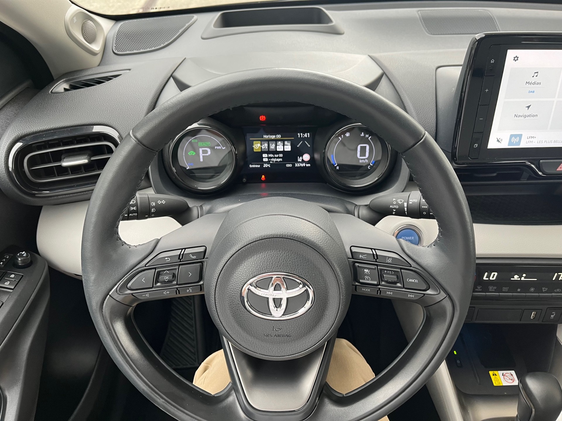 TOYOTA Yaris 1.5 Premium e-CVT-image-12