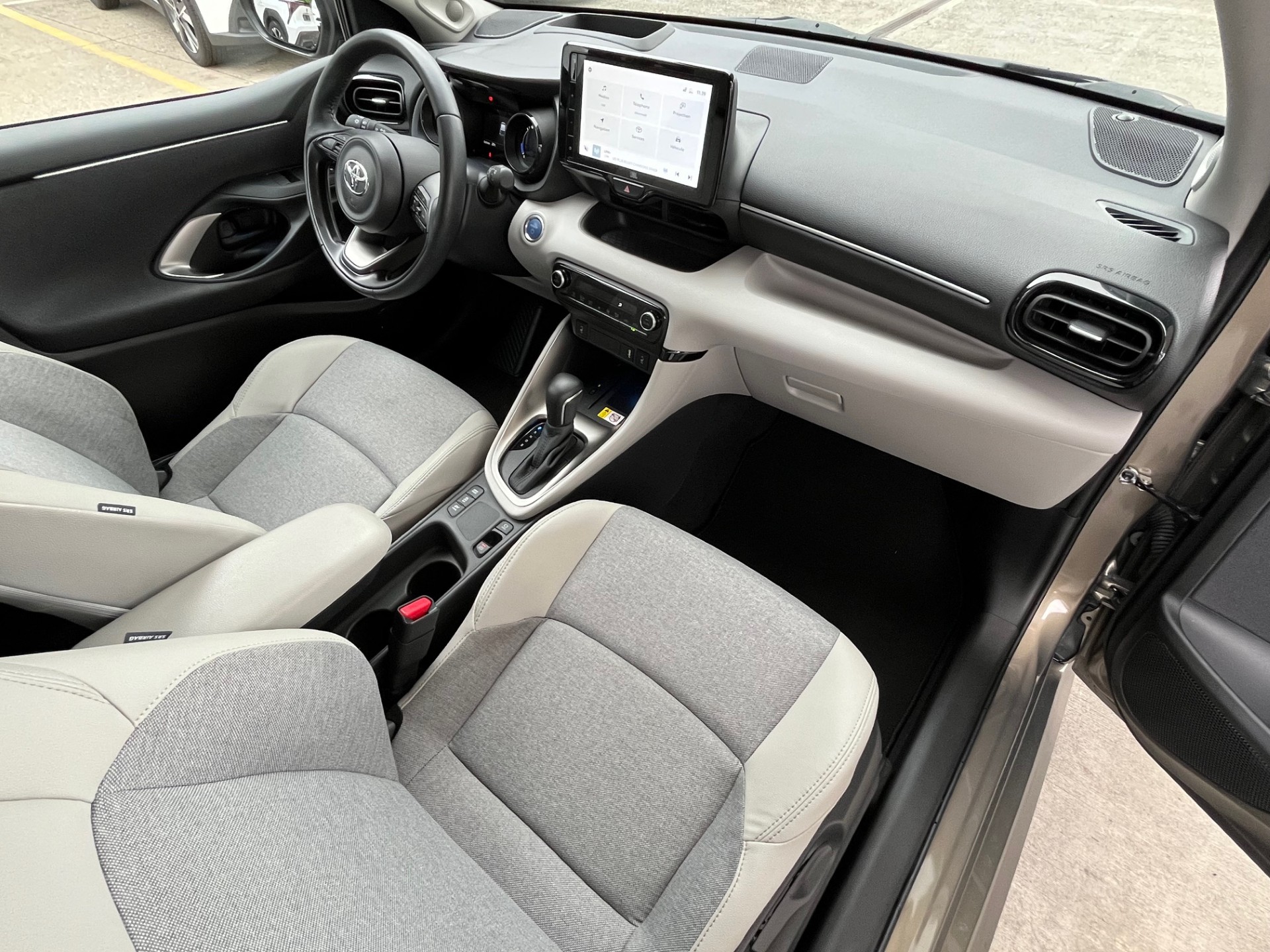 TOYOTA Yaris 1.5 Premium e-CVT-image-7