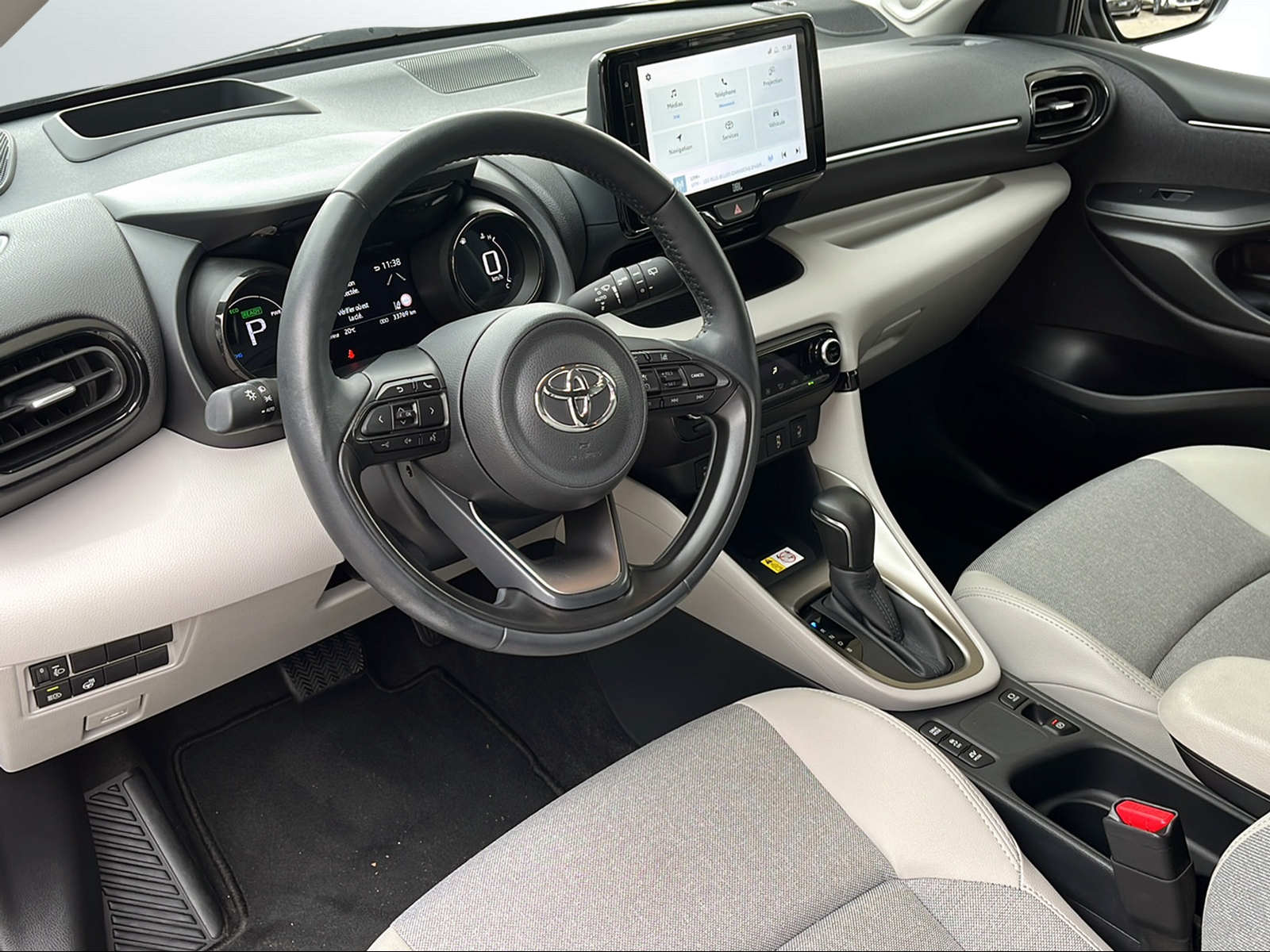 TOYOTA Yaris 1.5 Premium e-CVT-image-6