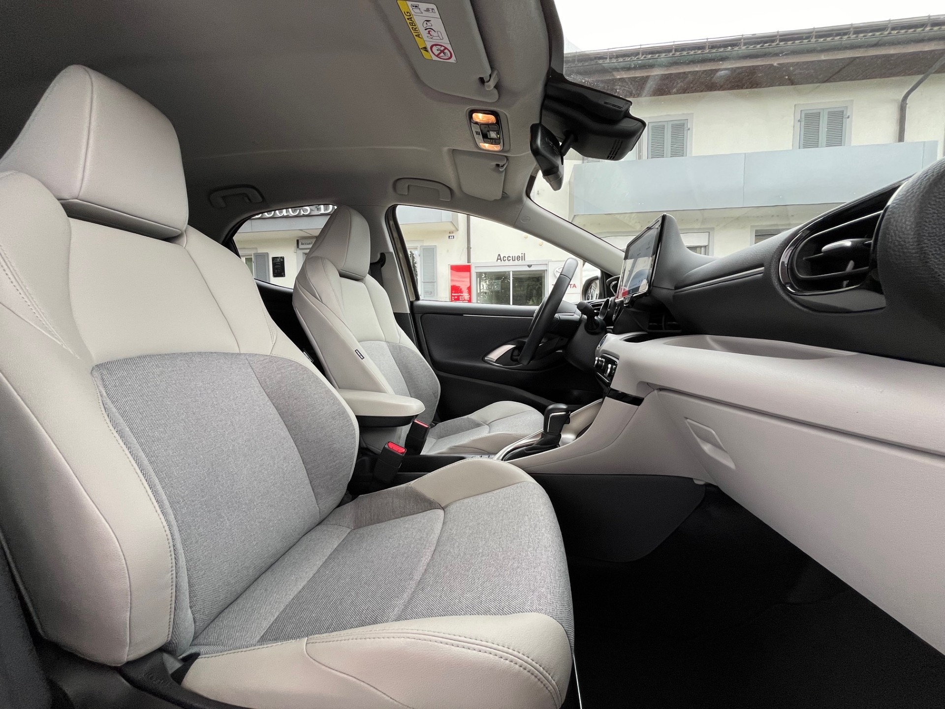 TOYOTA Yaris 1.5 Premium e-CVT-showroom-element-1