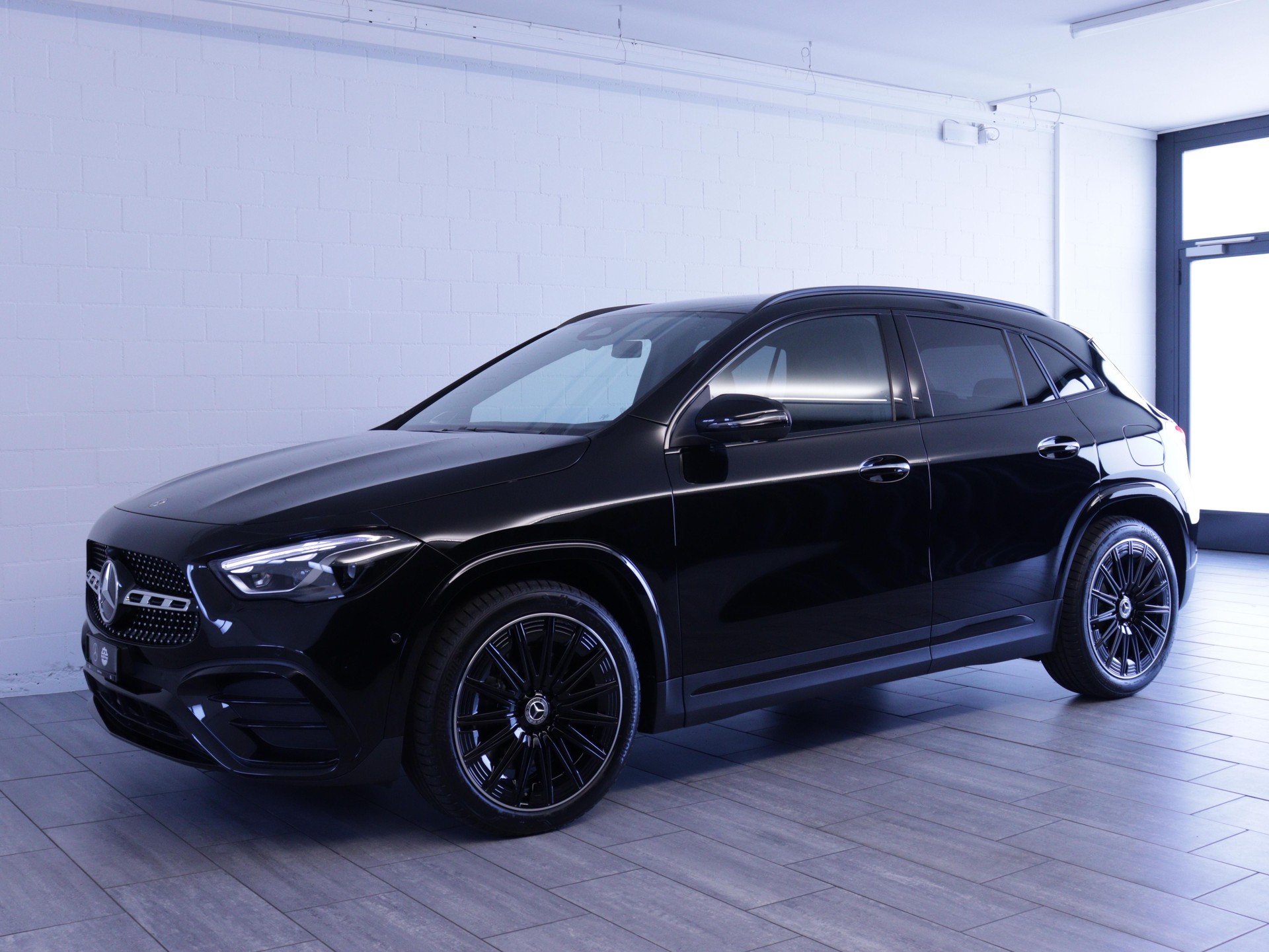 MERCEDES-BENZ GLA 220 d Swiss Star AMG Line 4matic-showroom-element-1