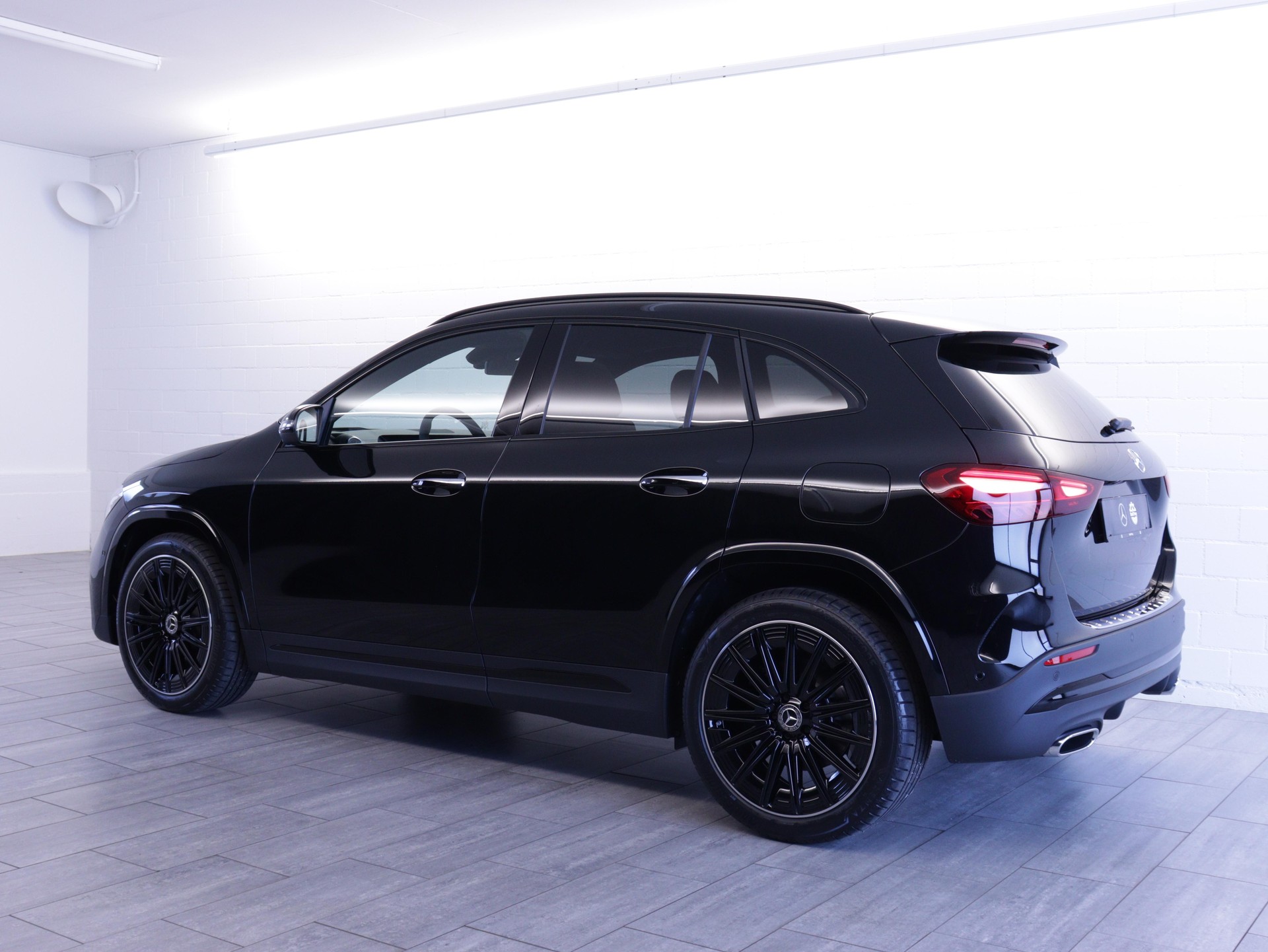MERCEDES-BENZ GLA 220 d Swiss Star AMG Line 4matic-showroom-element-2