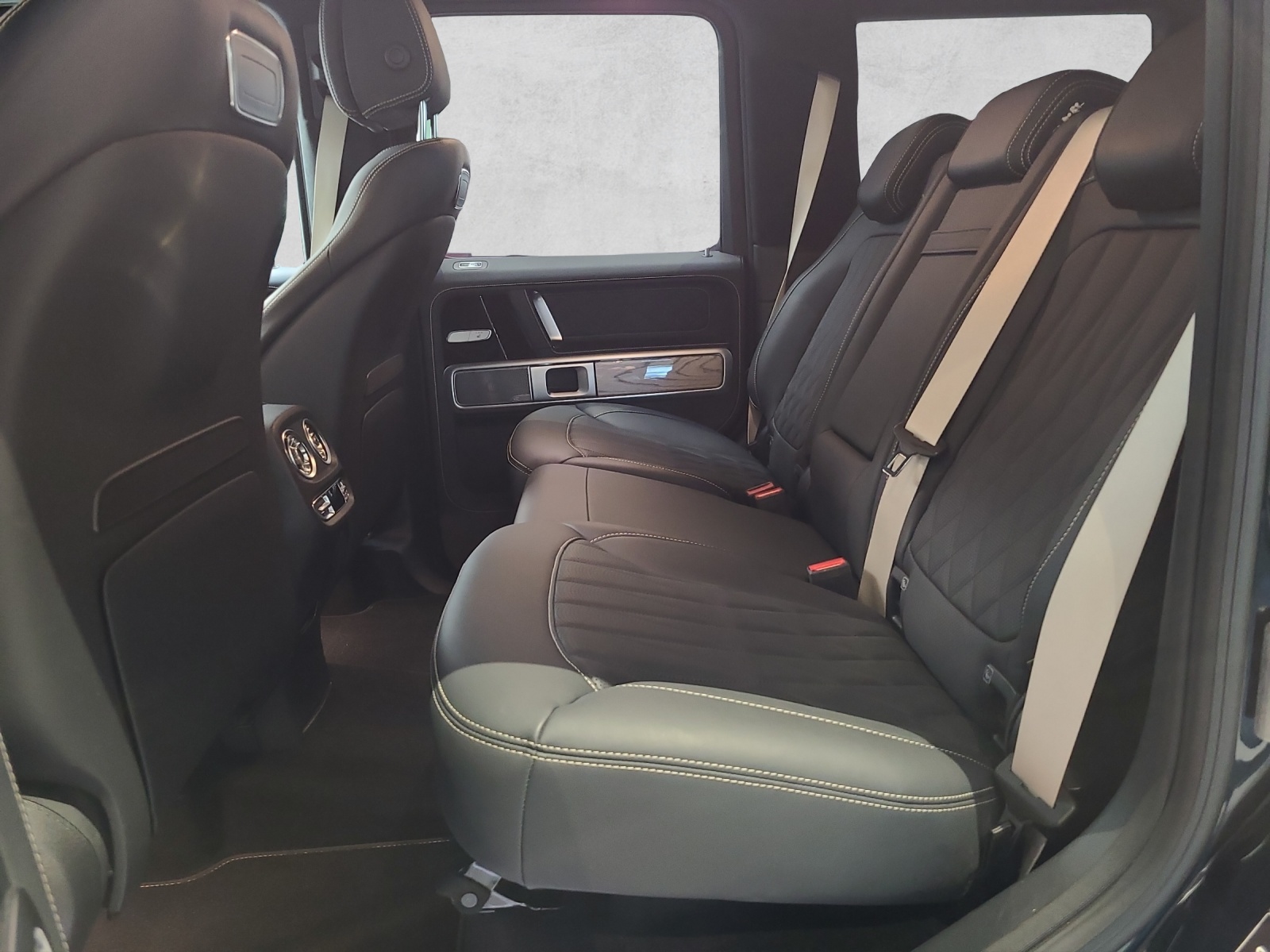 MERCEDES-BENZ G 400 d AMG Line 9G-Tronic-image-10