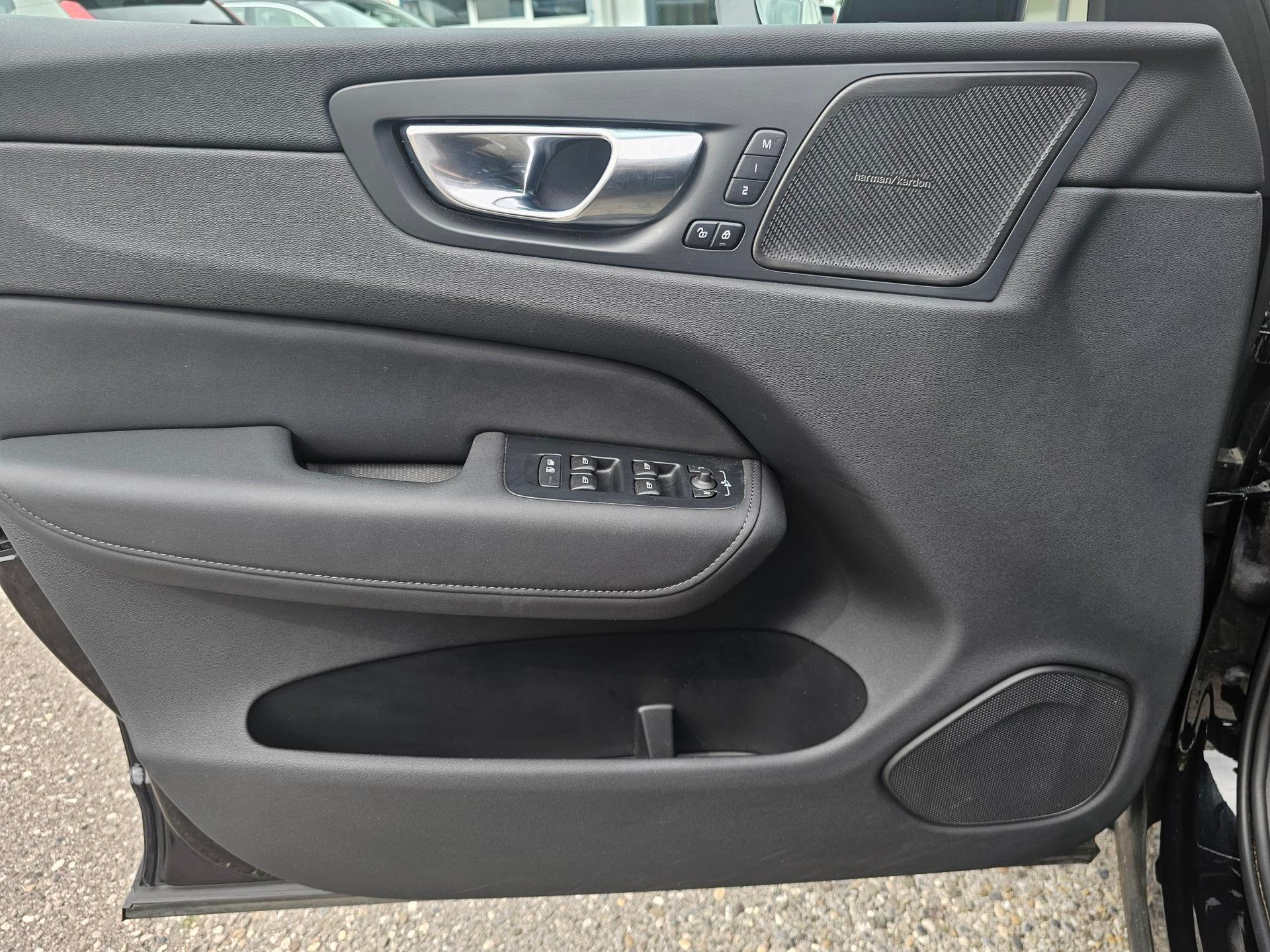 VOLVO XC60 2.0 T6 TE Plus Dark eAWD-image-6