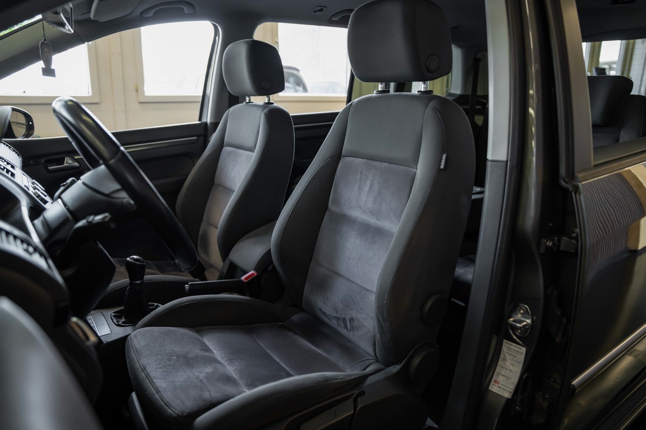 VW Touran 2.0 TDI Highline-image-12
