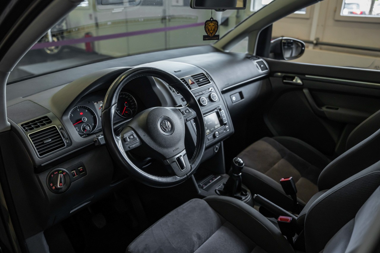 VW Touran 2.0 TDI Highline-image-11