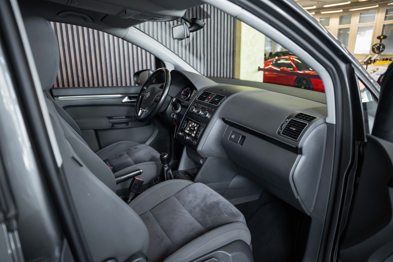 VW Touran 2.0 TDI Highline-image-13