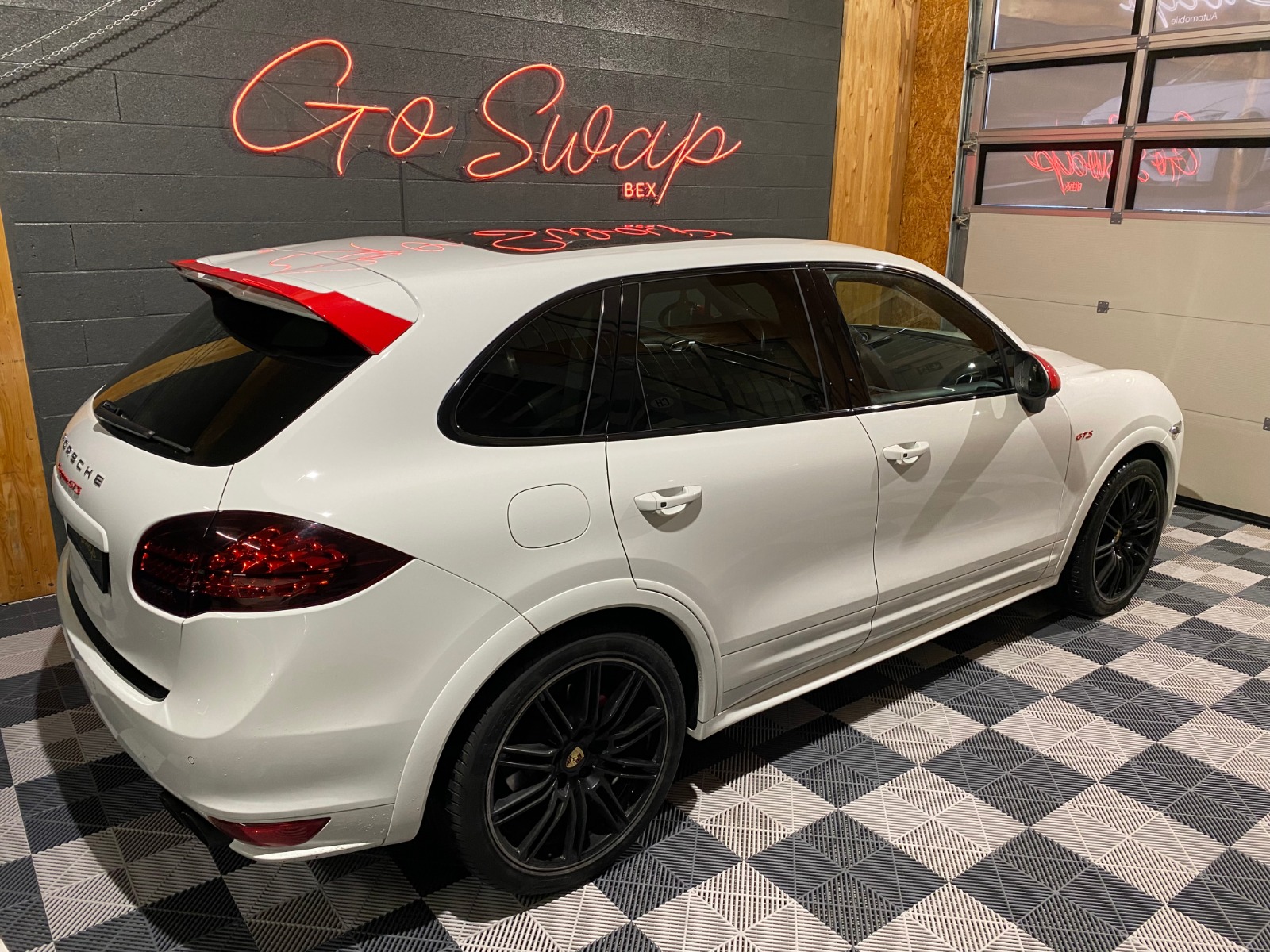 PORSCHE Cayenne GTS-showroom-element-2