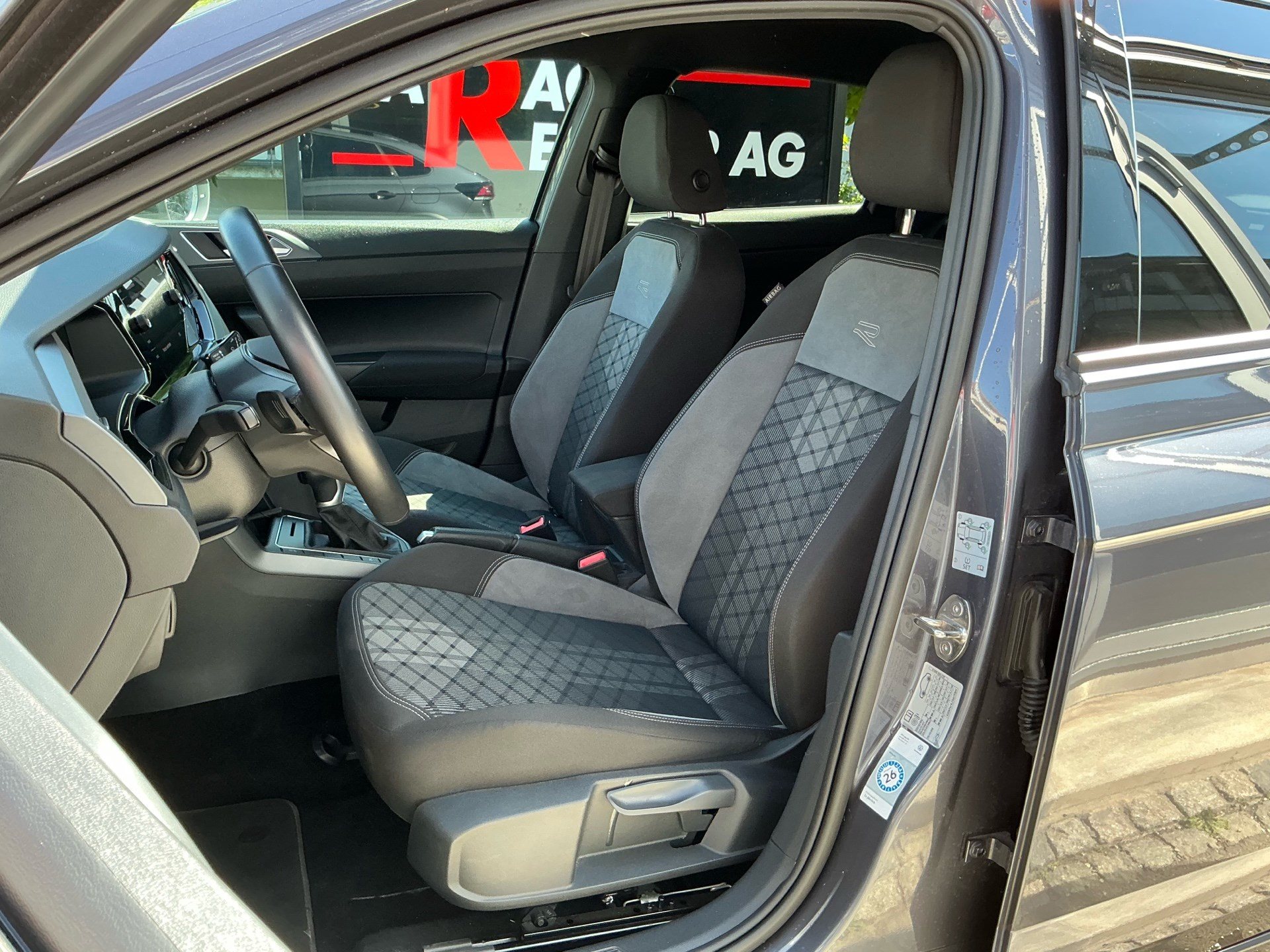 VW Taigo 1.5 TSI R-Line *** BLACK STYLE DESIGN MIT ANHÄNGERKUPPLUNG ***-image-7