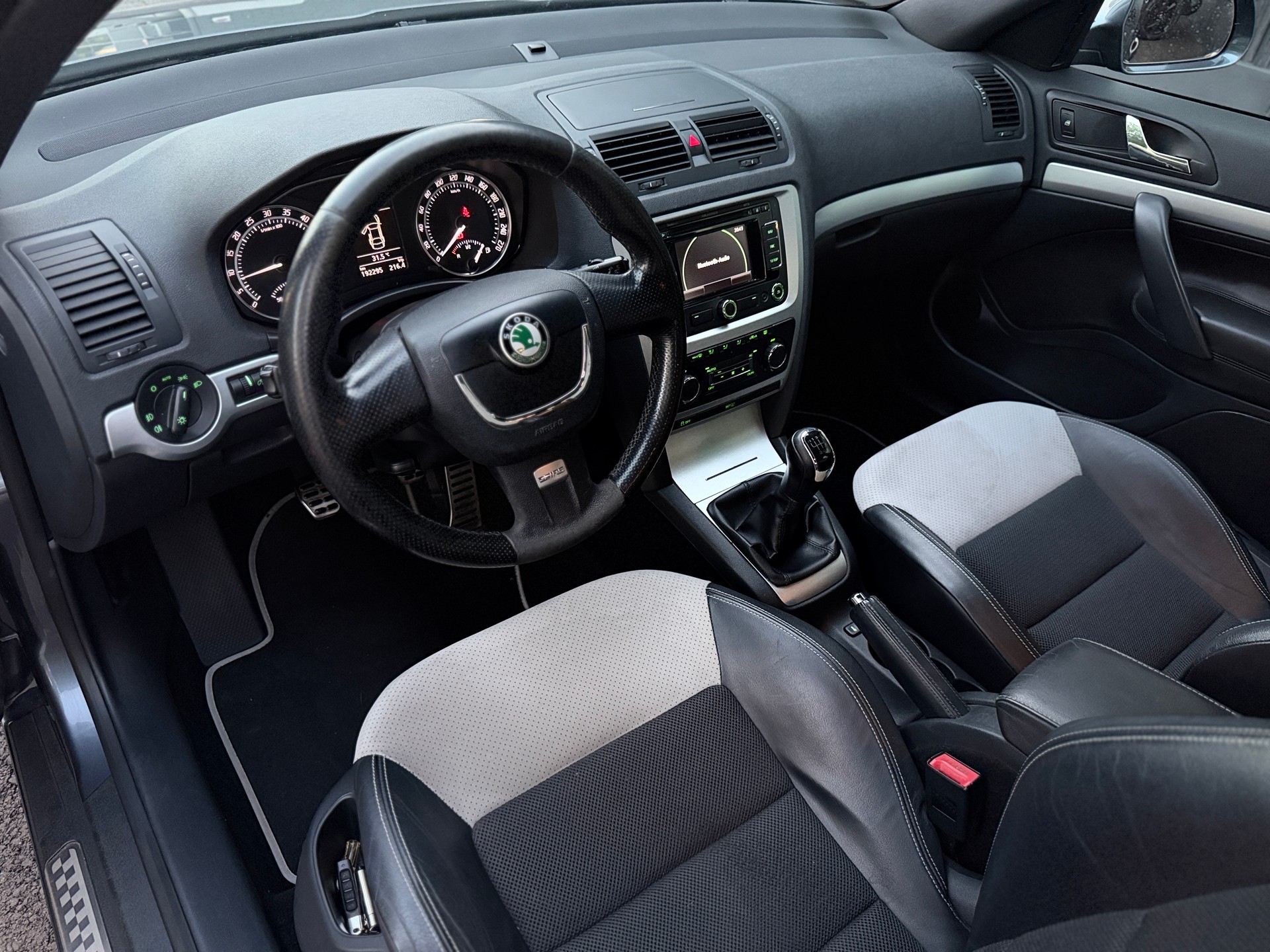 SKODA Octavia Combi 2.0 TDI RS-image-8