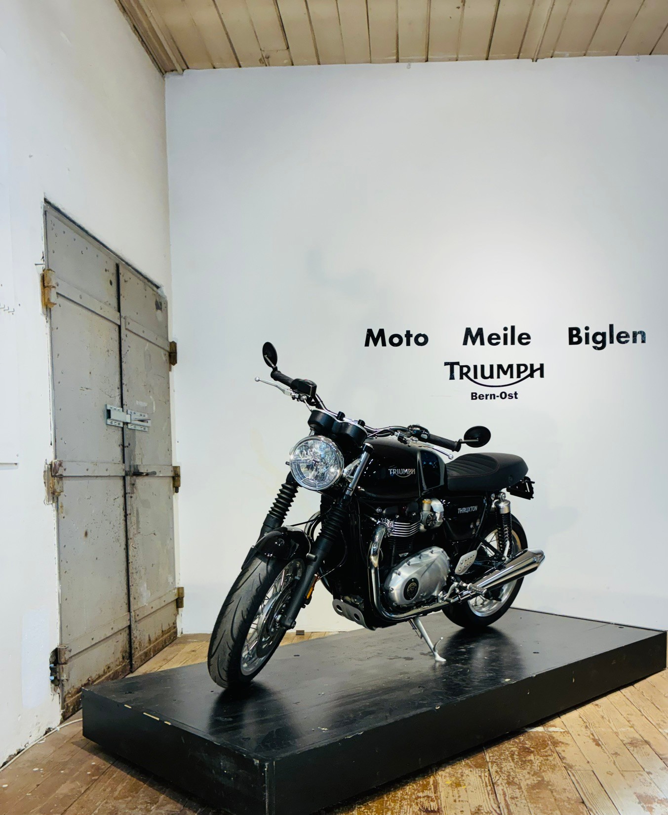 TRIUMPH 1200 R-showroom-element-2