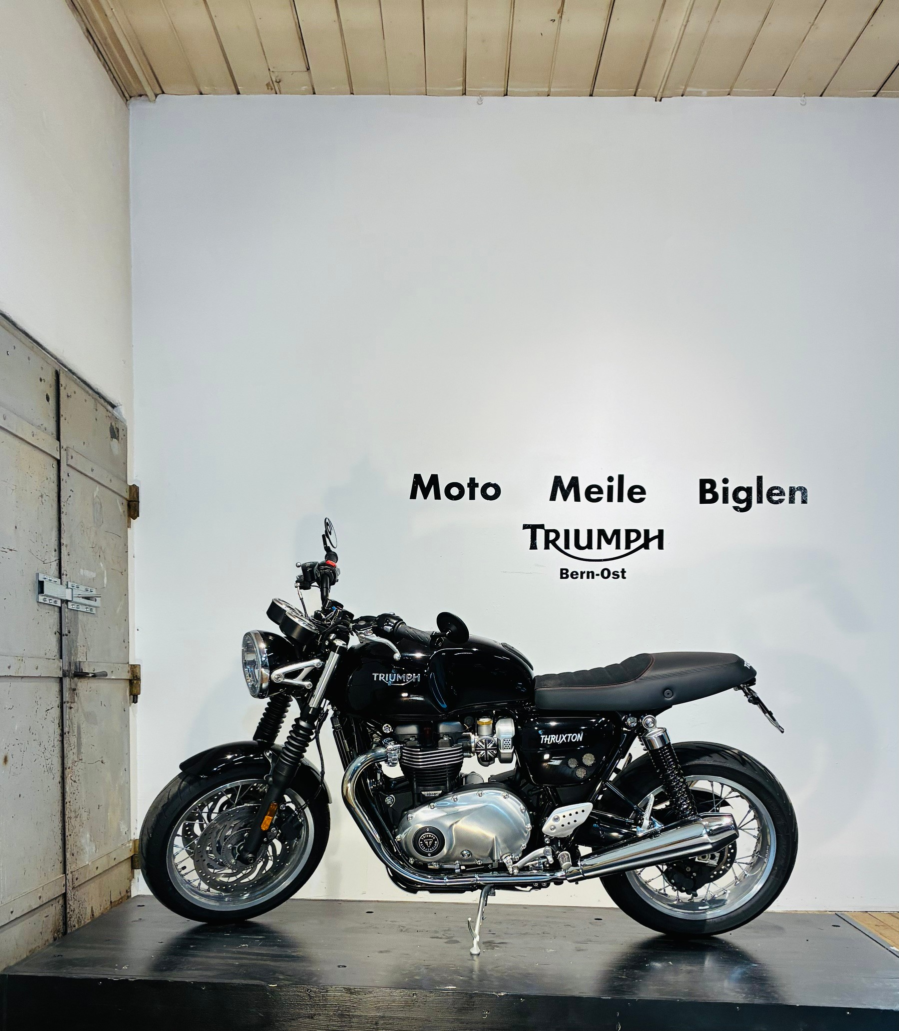 TRIUMPH 1200 R-showroom-element-1
