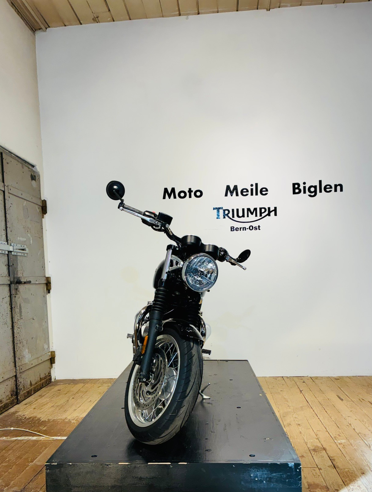 TRIUMPH 1200 R-showroom-element-3