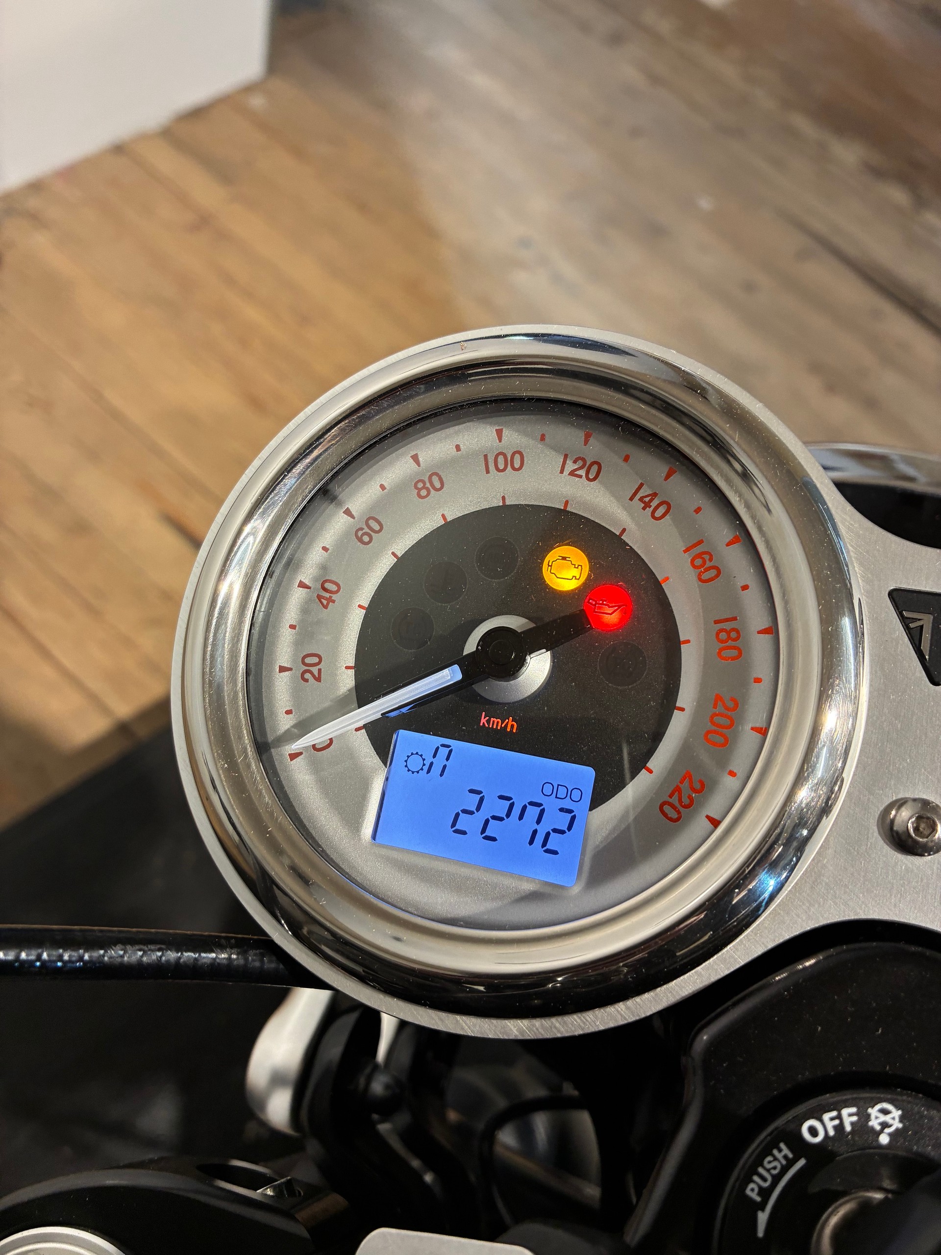 TRIUMPH 1200 R-image-12