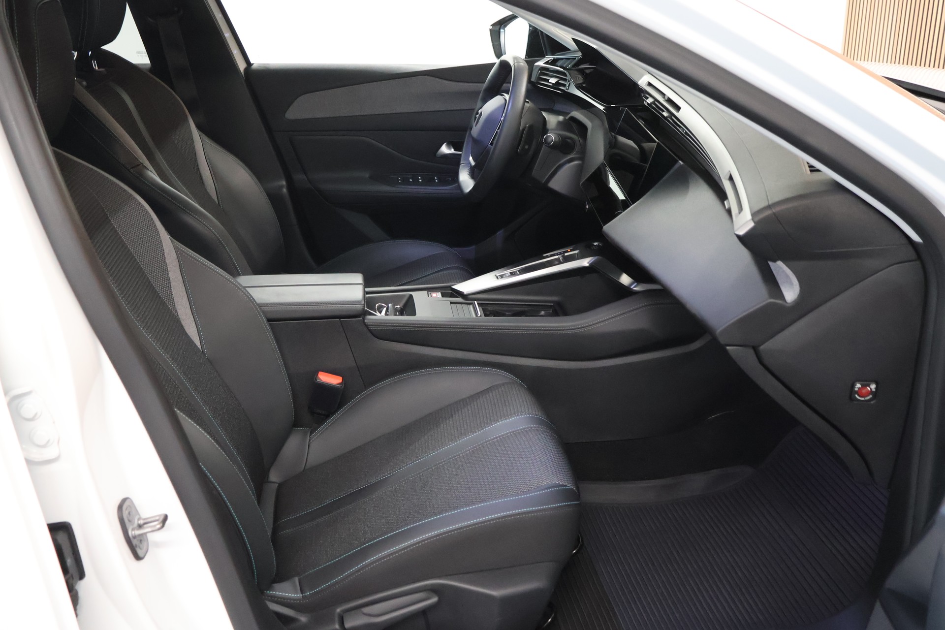 PEUGEOT 308 SW 1.5 BlueHDI Allure EAT8-image-13