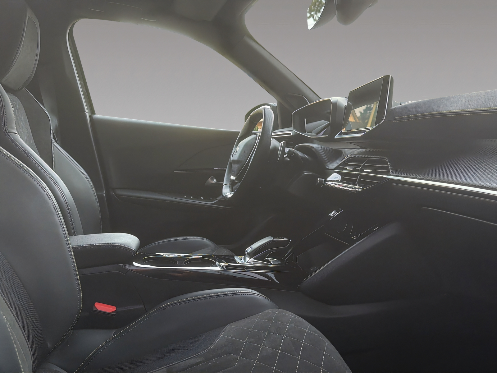 PEUGEOT 2008 1.2 PureTech 130 GT Pack-image-11