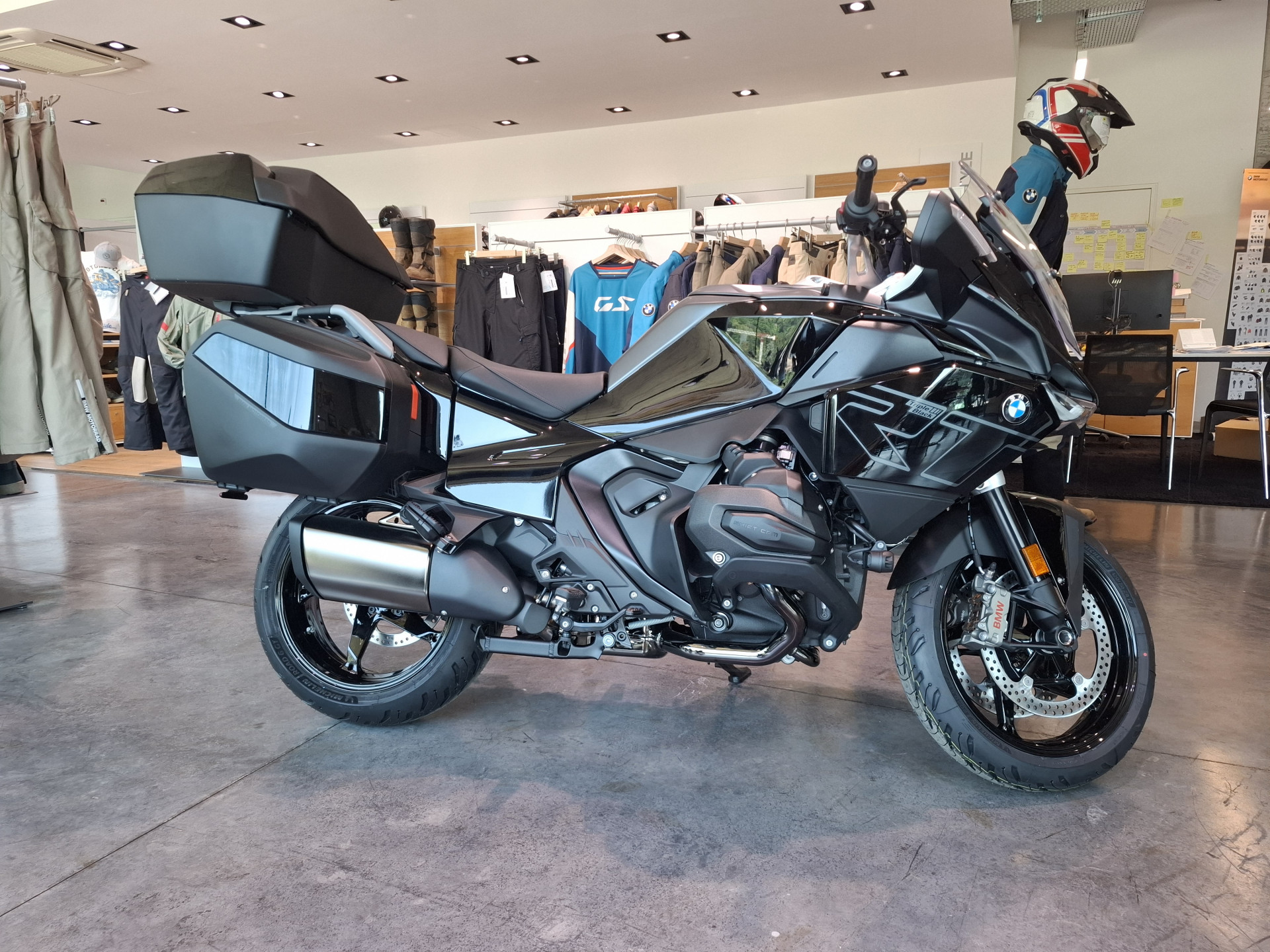 BMW R 1300 RT Triple Black-image-2