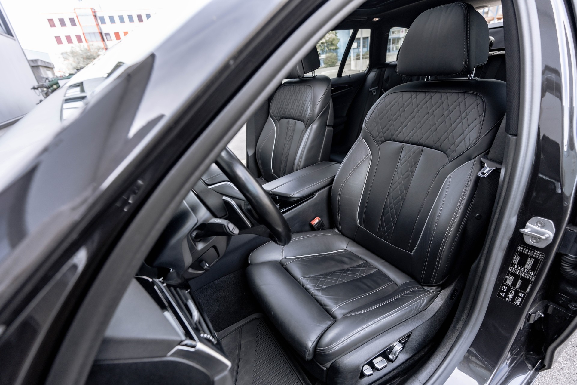 BMW 540i xDrive Touring Sport Line Steptronic * FRISCH AB MFK & SERVICE * TRAUMHAFTE AUSSTATTUNG * AHK *-image-21