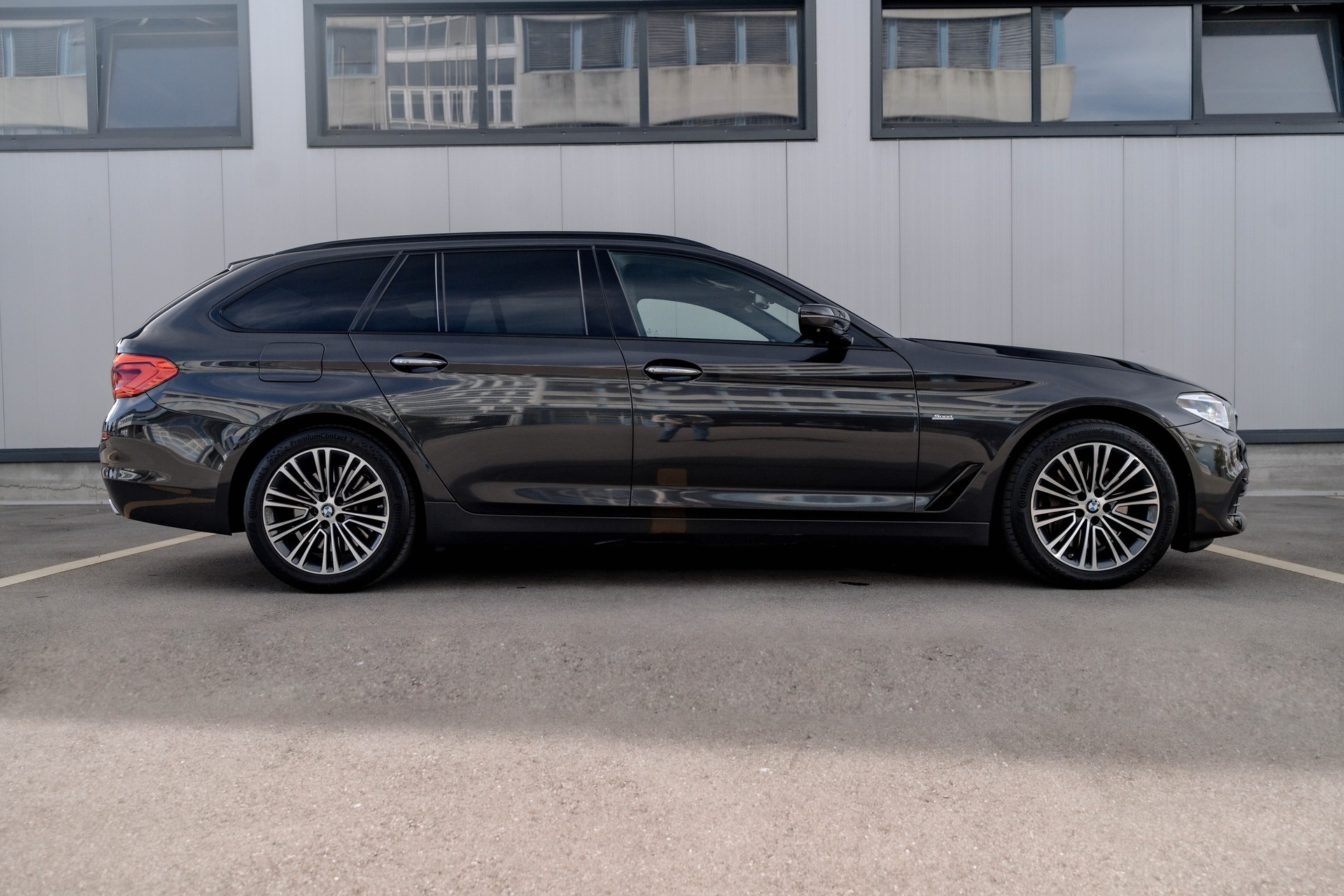 BMW 540i xDrive Touring Sport Line Steptronic * FRISCH AB MFK & SERVICE * TRAUMHAFTE AUSSTATTUNG * AHK *-showroom-element-3
