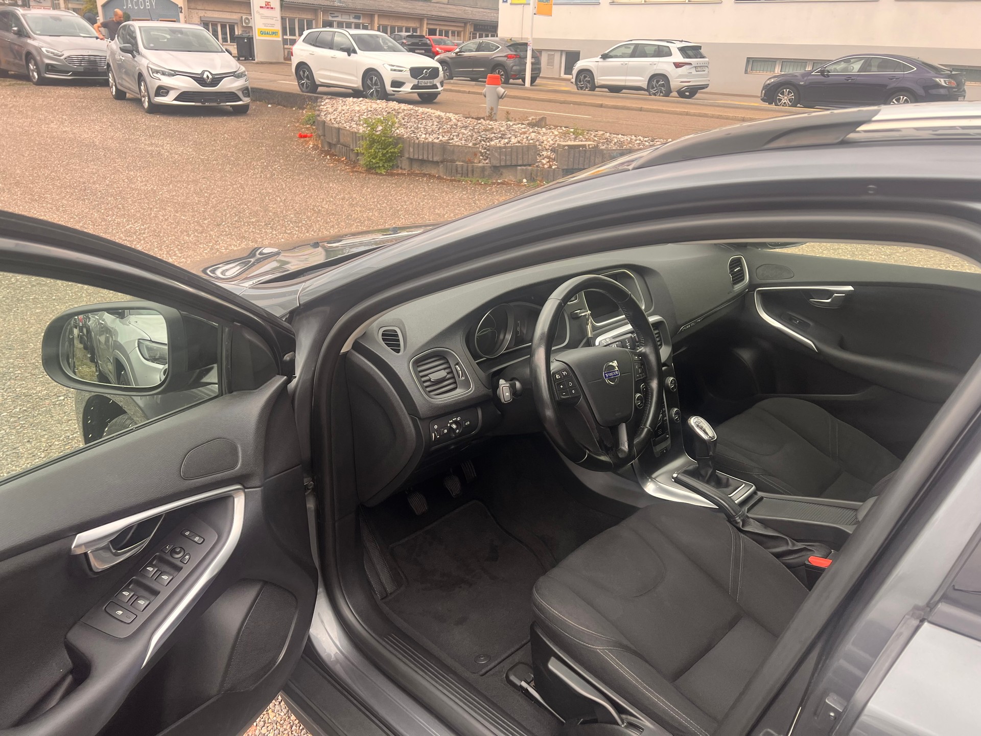 VOLVO V40 Cross Country D2 Kinetic-image-9
