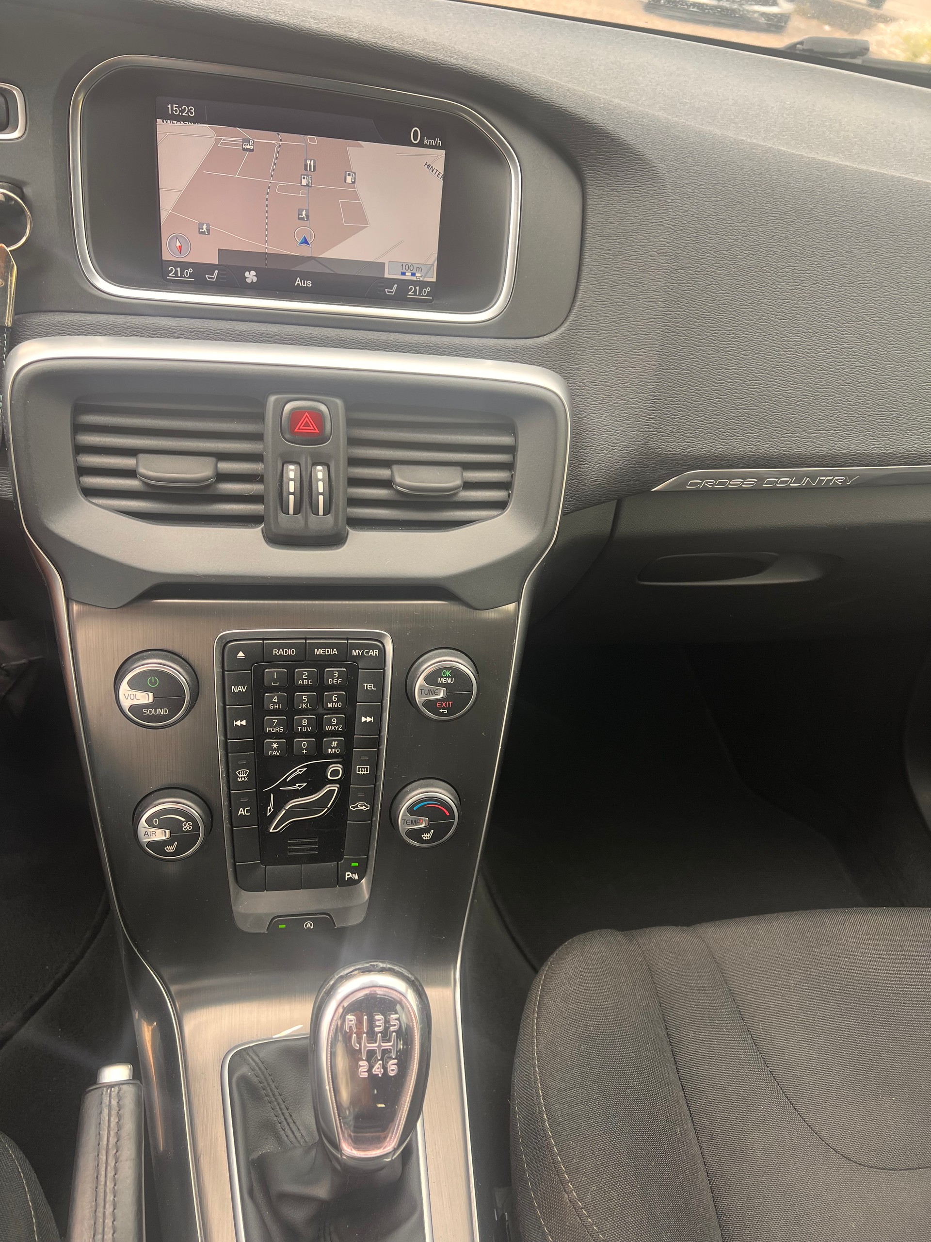 VOLVO V40 Cross Country D2 Kinetic-image-12