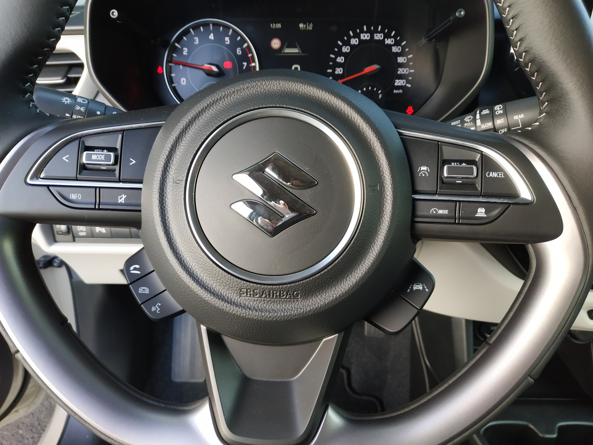 SUZUKI Swift 1.2 Compact Top Hybrid 4x4-image-13