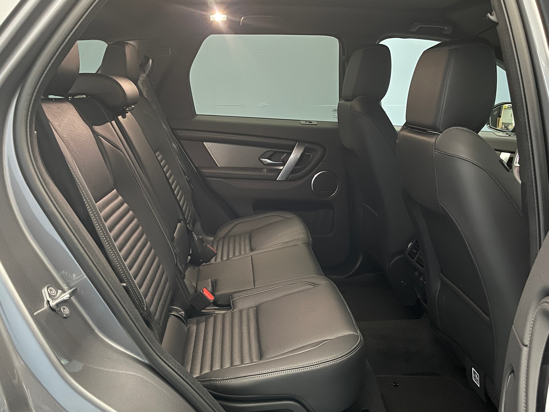 LAND ROVER Discovery Sport 1.5 T 270e Dynamic SE-image-8