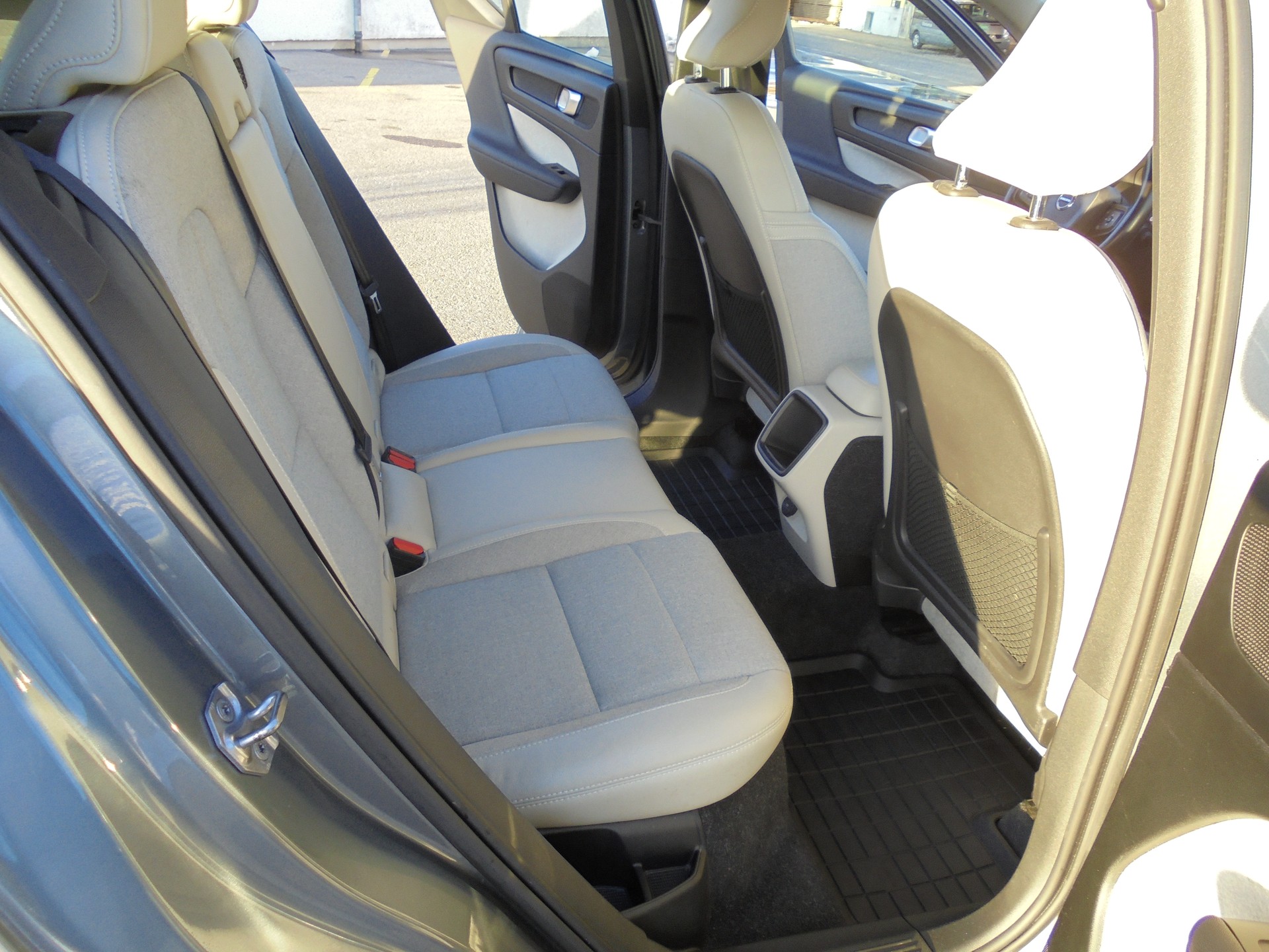 VOLVO XC40 D4 AWD Momentum Geartronic-image-11
