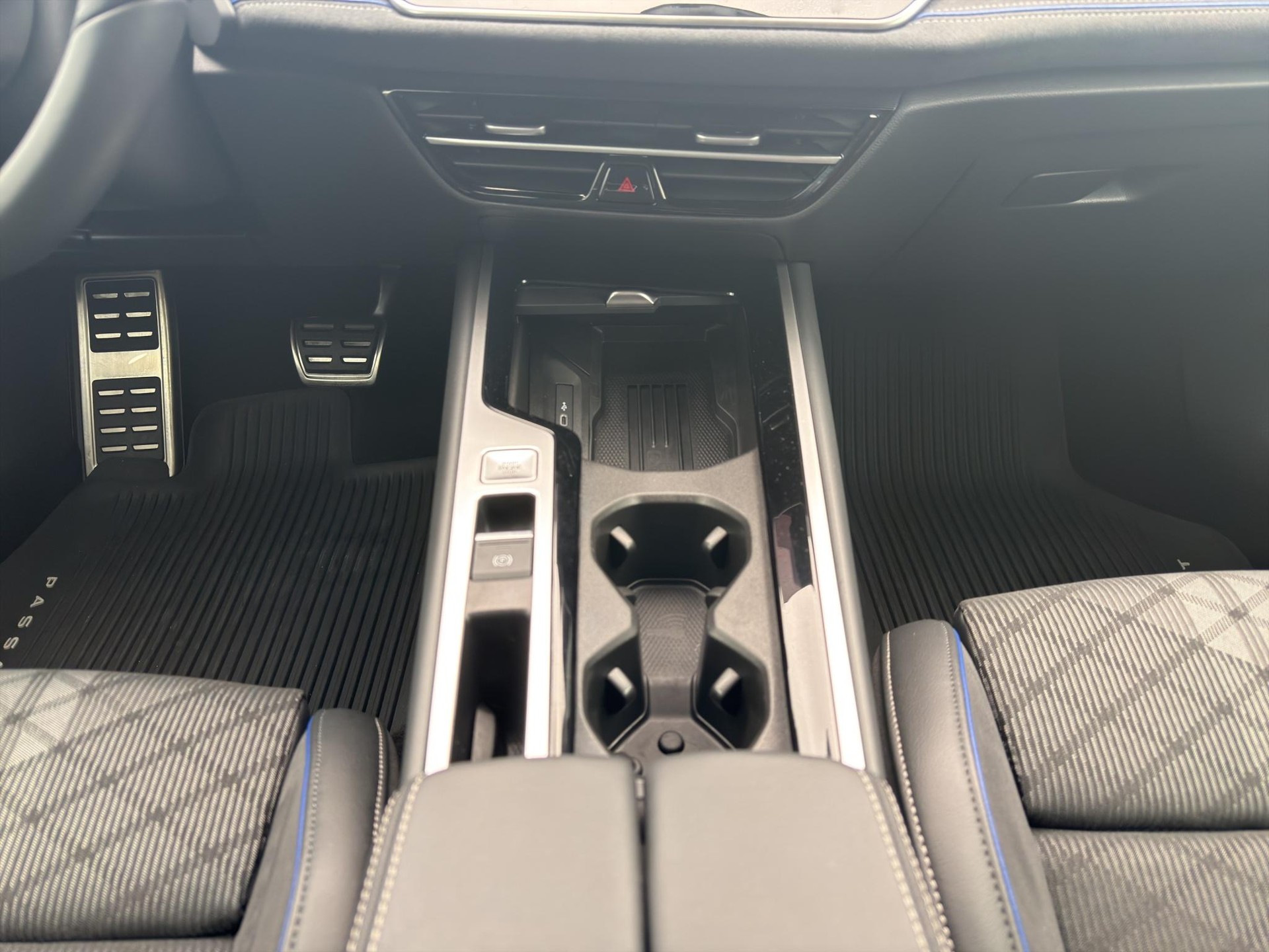 VW Passat Variant 2.0 TDI R-Line DSG 4motion-image-15