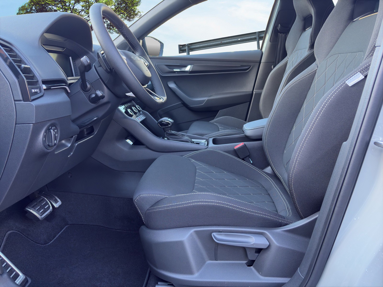 SKODA Karoq 2.0 TSI Dynamic Limited Edition 4x4 DSG-image-6