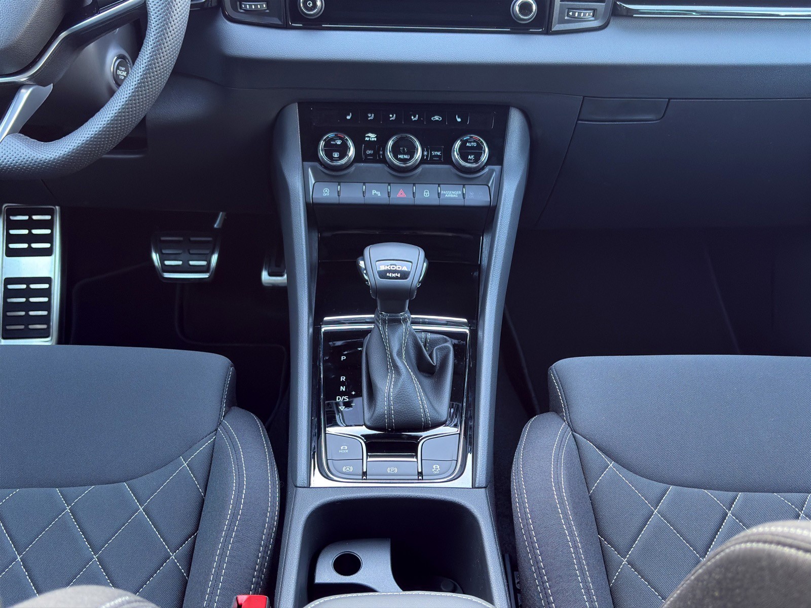 SKODA Karoq 2.0 TSI Dynamic Limited Edition 4x4 DSG-image-14