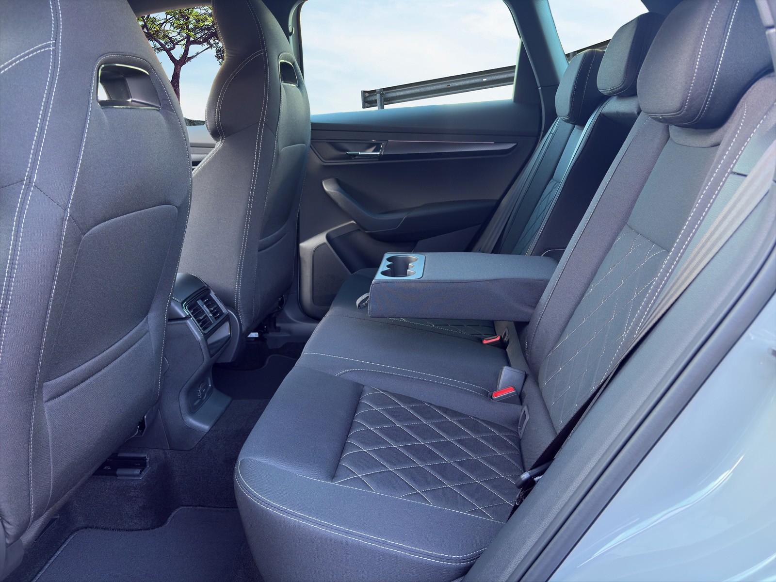 SKODA Karoq 2.0 TSI Dynamic Limited Edition 4x4 DSG-image-7