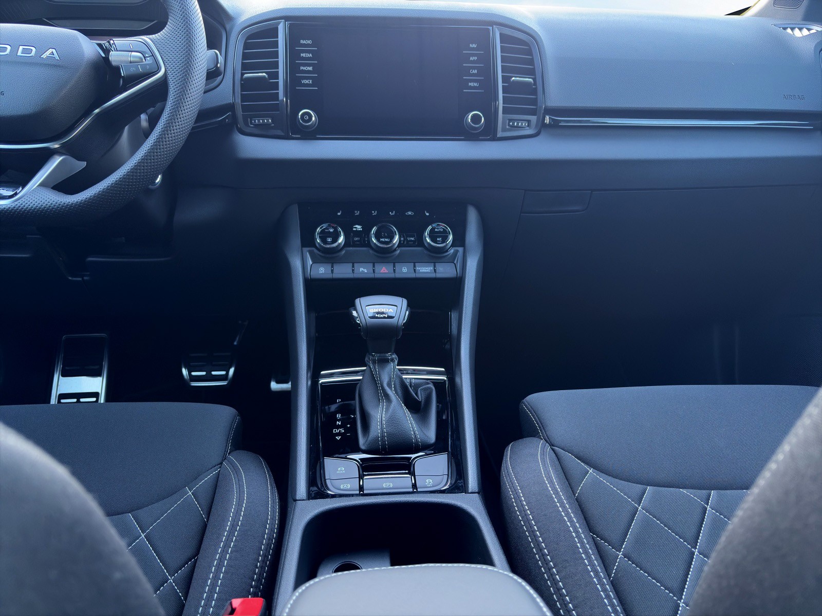 SKODA Karoq 2.0 TSI Dynamic Limited Edition 4x4 DSG-image-9