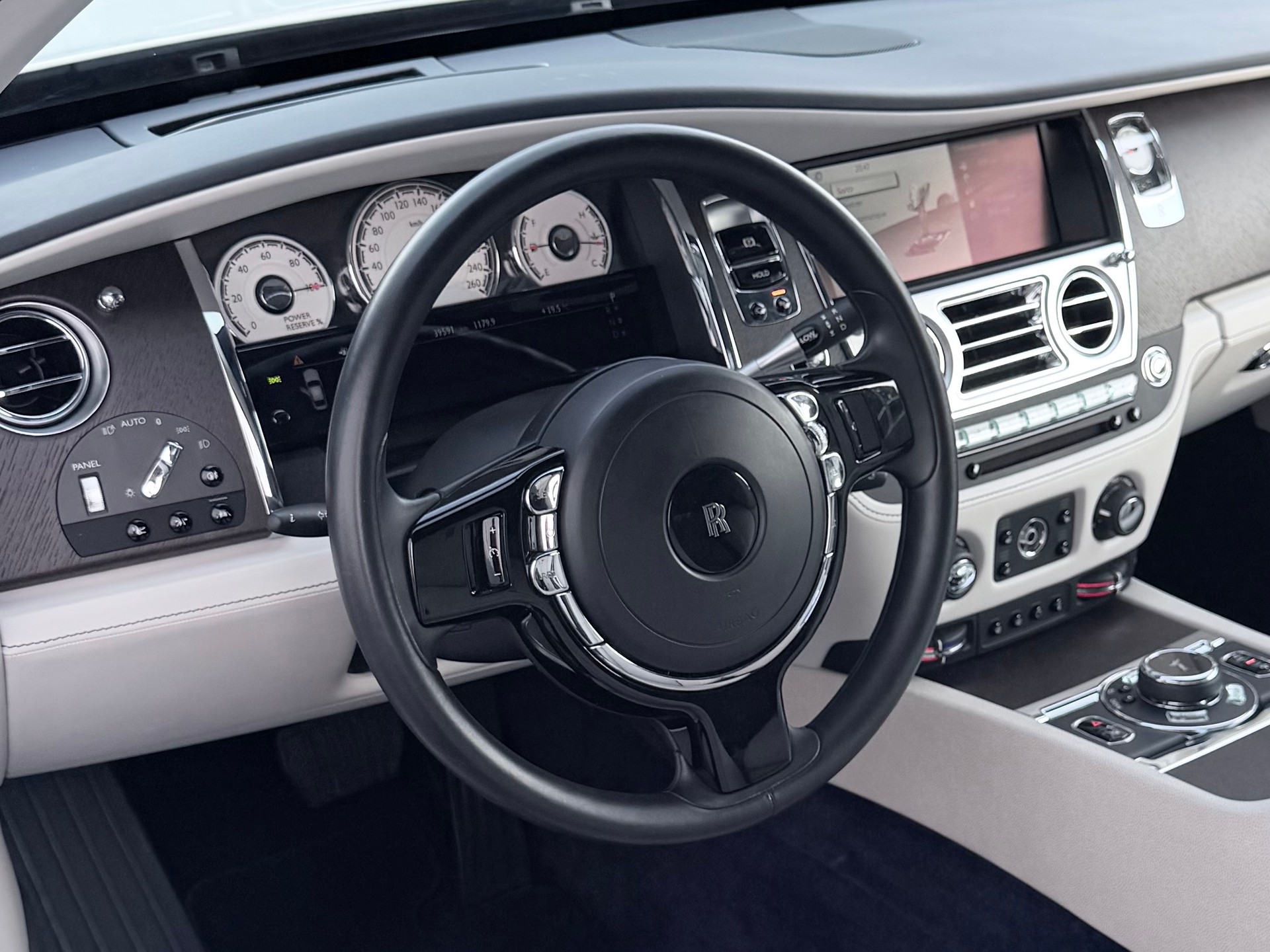ROLLS-ROYCE Wraith 6.6 V12 Goodwood Bespoke-showroom-element-3