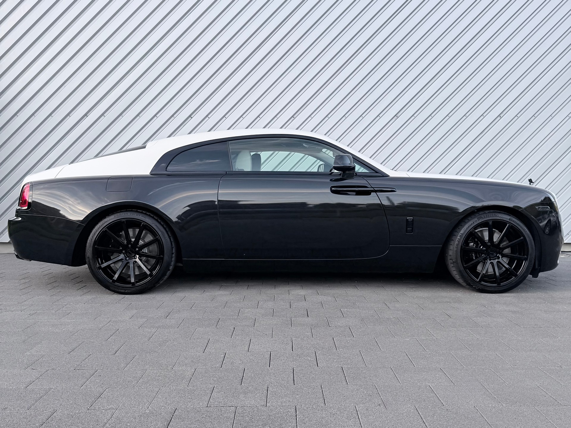ROLLS-ROYCE Wraith 6.6 V12 Goodwood Bespoke-showroom-element-1