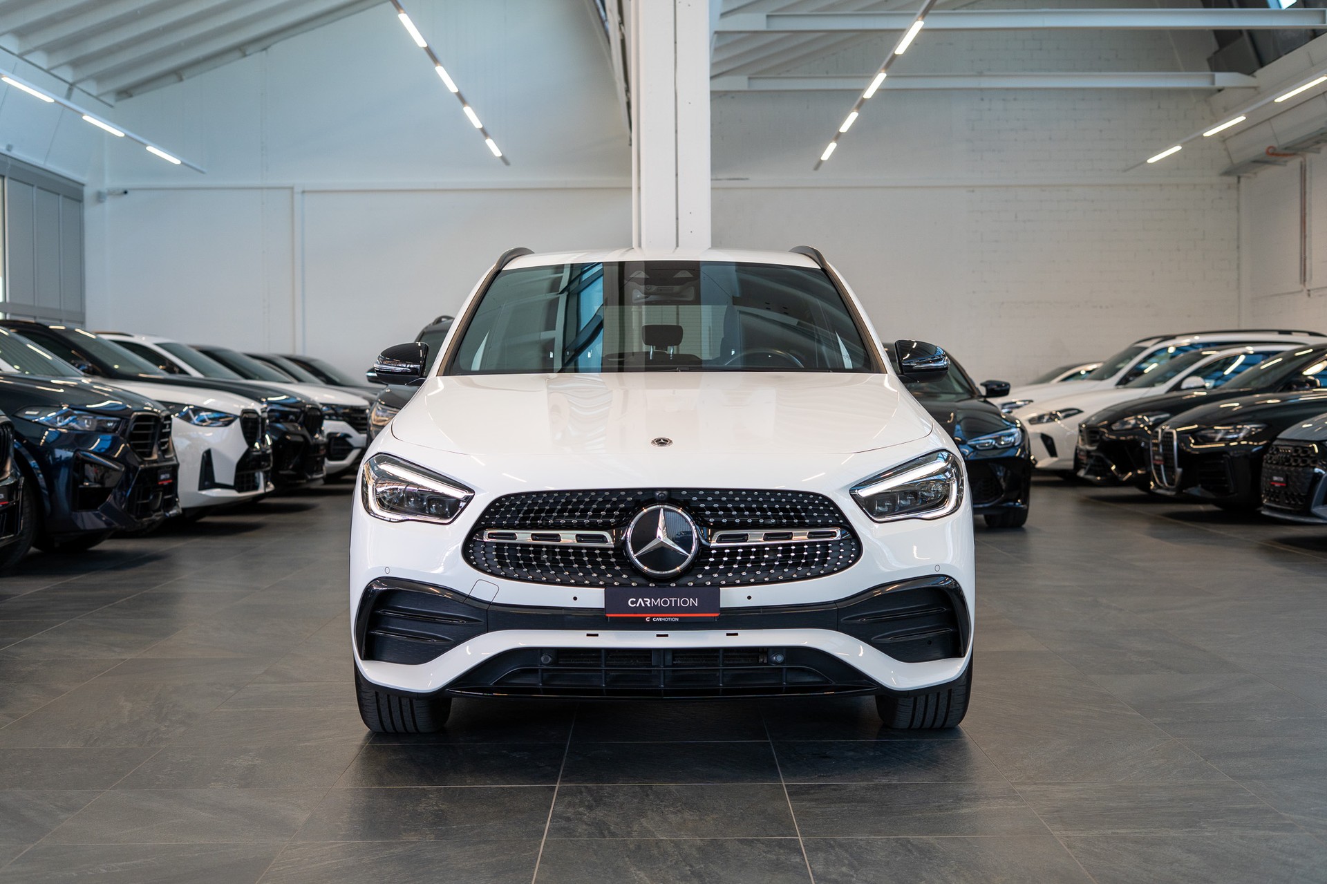 MERCEDES-BENZ GLA 200 AMG Line 4matic / Ambiente-beleuchtung / Navi / Rückfahrkamera-showroom-element-1