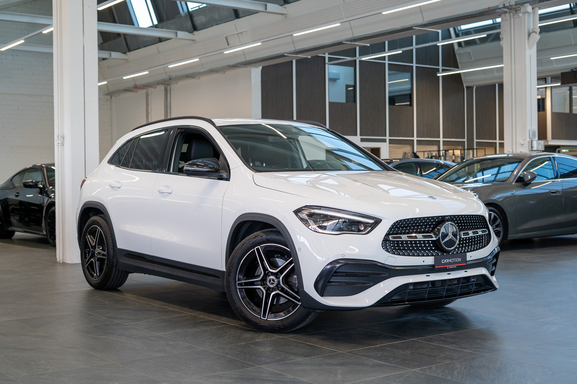 MERCEDES-BENZ GLA 200 AMG Line 4matic / Ambiente-beleuchtung / Navi / Rückfahrkamera-showroom-element-2