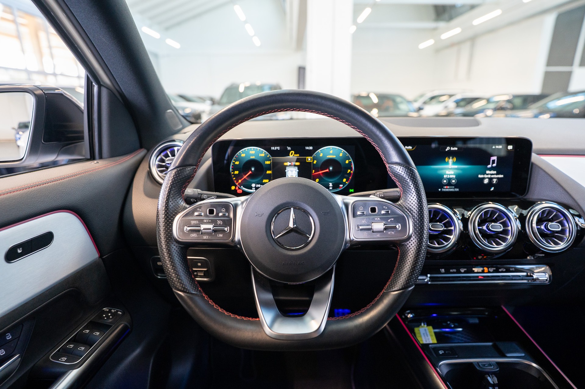 MERCEDES-BENZ GLA 200 AMG Line 4matic / Ambiente-beleuchtung / Navi / Rückfahrkamera-image-17