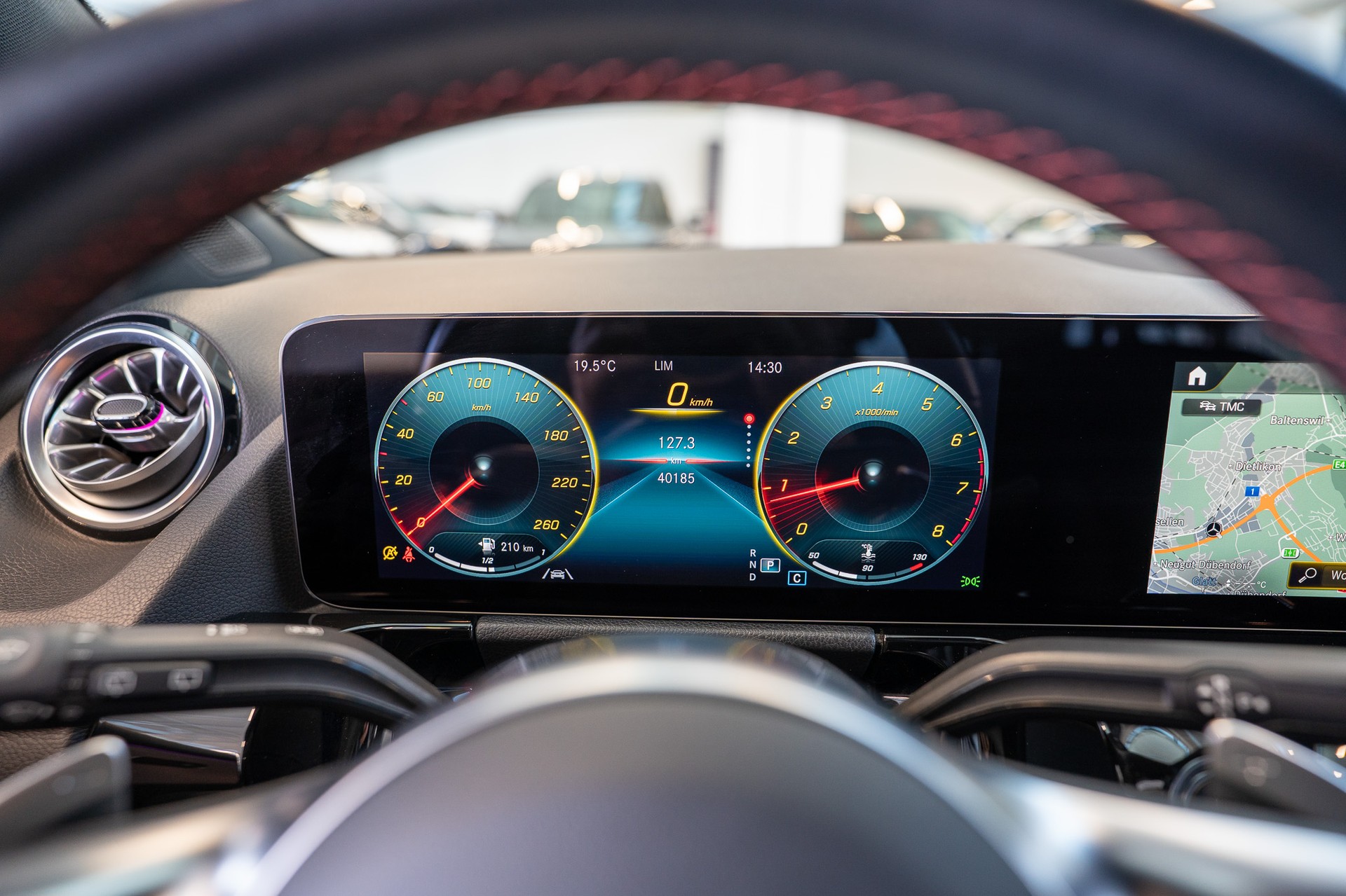MERCEDES-BENZ GLA 200 AMG Line 4matic / Ambiente-beleuchtung / Navi / Rückfahrkamera-image-21