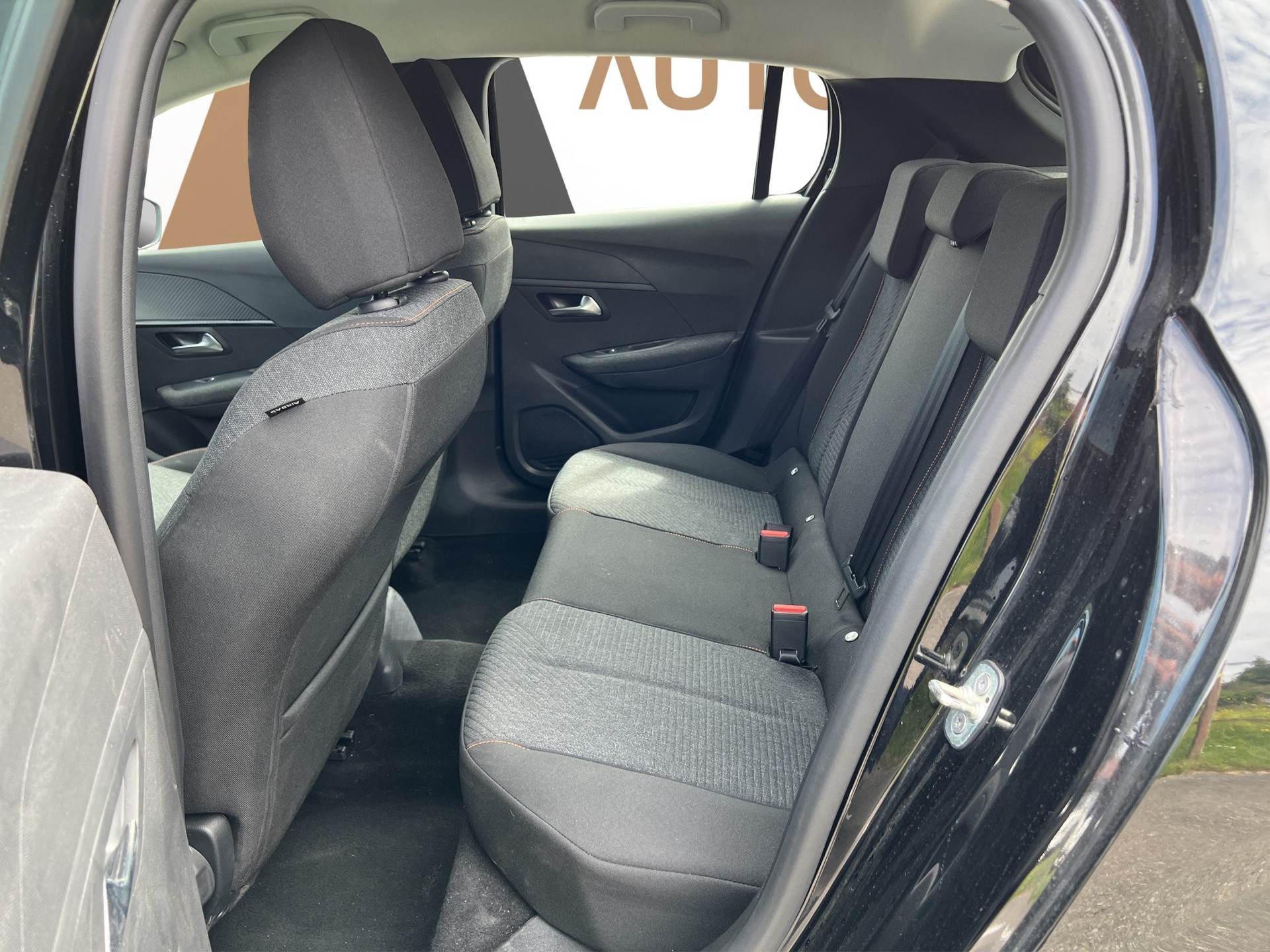 PEUGEOT 208 1.2 Hybrid Style-image-14