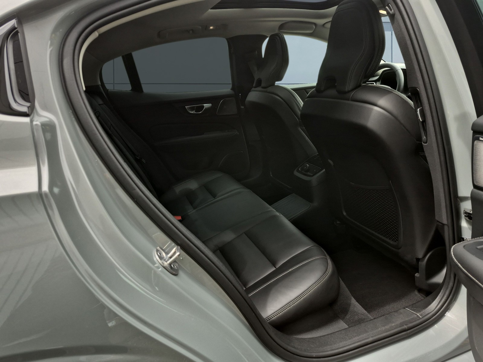 VOLVO S60 2.0 T8 TE Ultimate Dark eAWD-image-13
