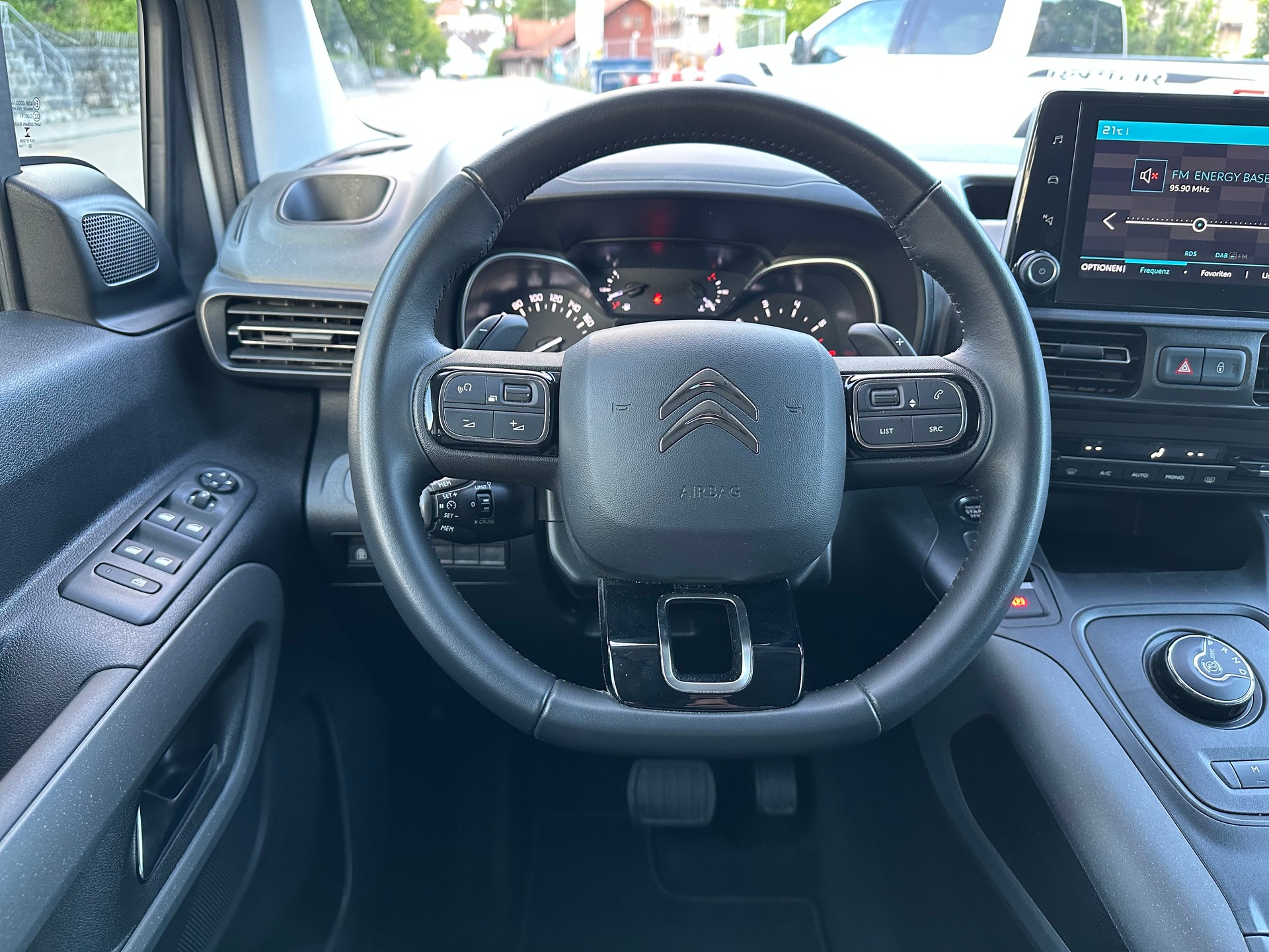 CITROEN Berlingo XL 1.5 BlueHDi 7 Plätze Feel EAT8-image-12