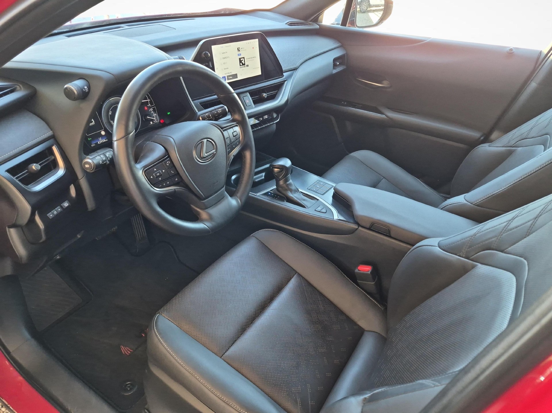 LEXUS UX 250h Comfort / Jetzt mit attraktivem 0.9% Leasing!-image-12